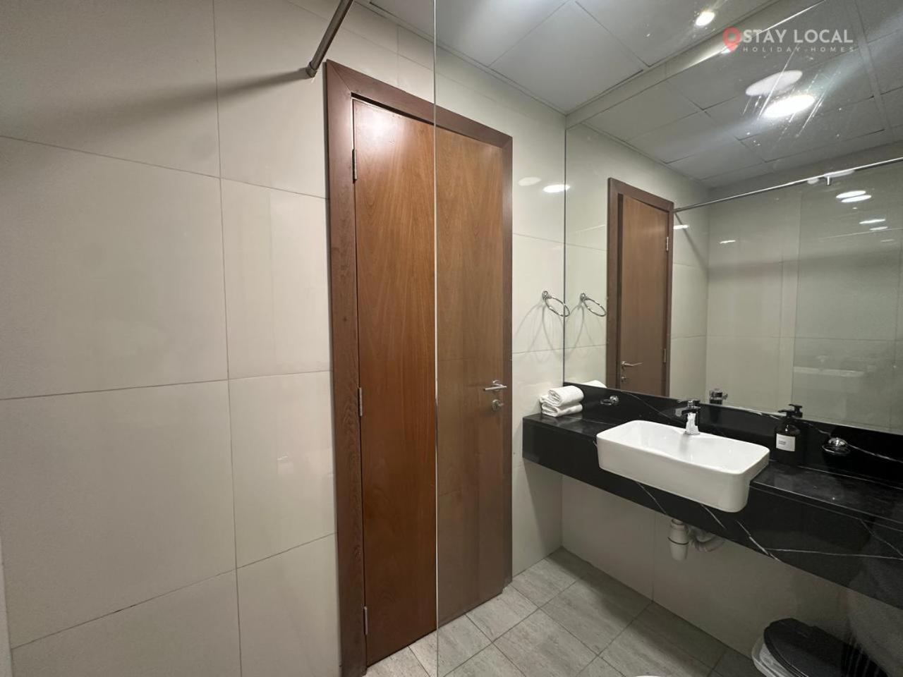 Urban Retreat Cozy Business Bay Canal Burj View Apartment