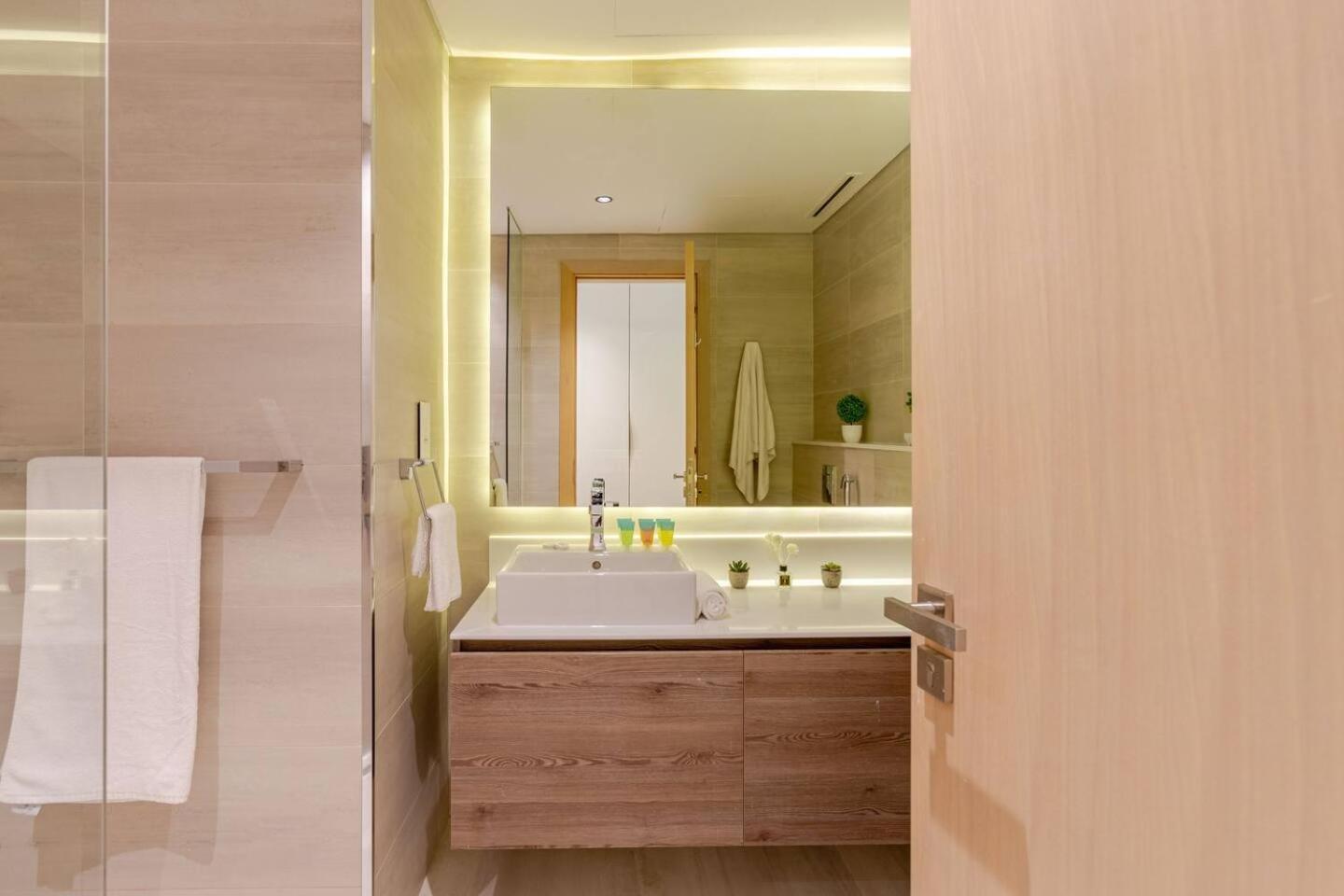3 Bed Superior With Burj Khalifa Balcony Views Apartment *