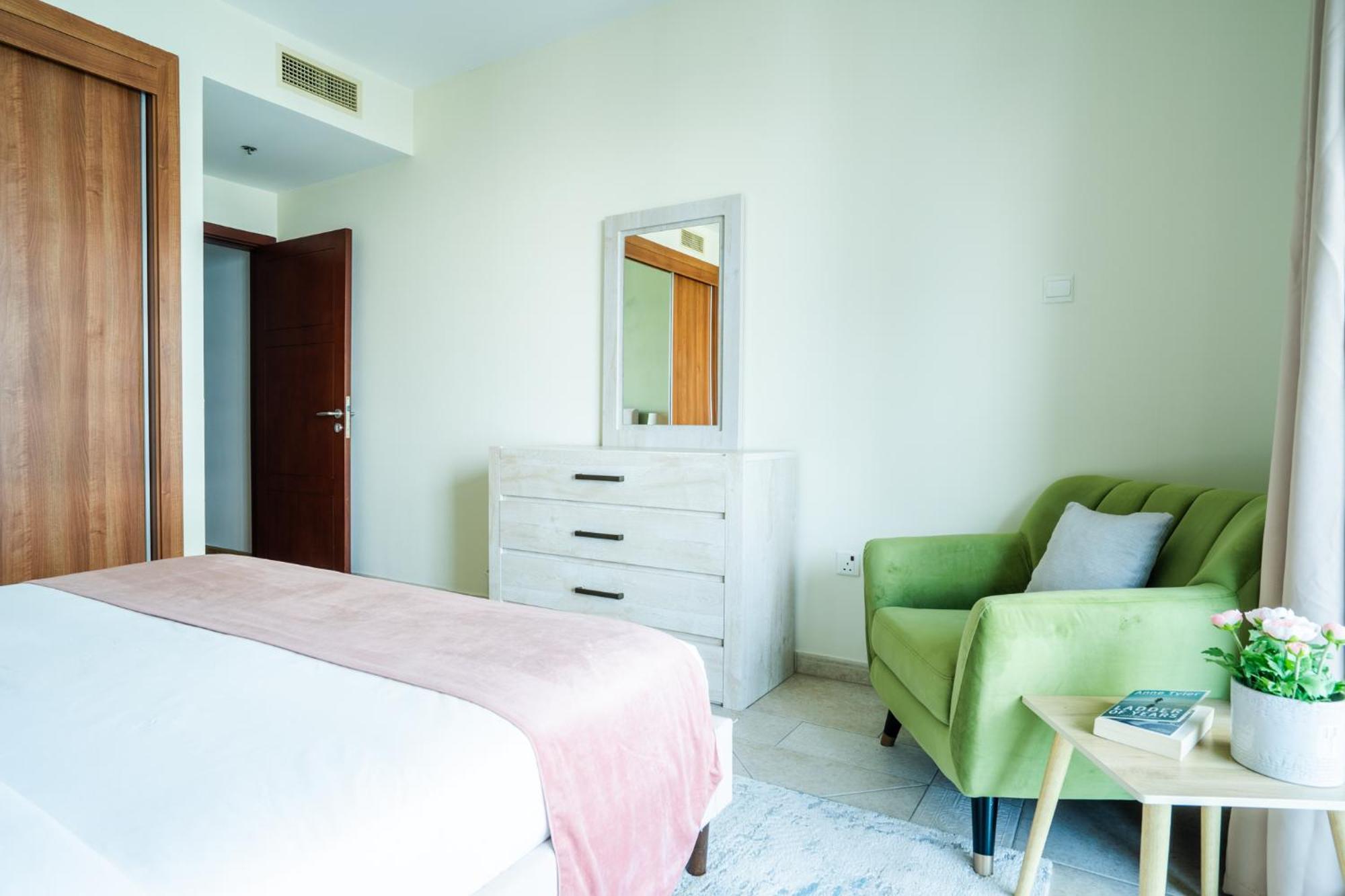 Cozy One Bedroom On High Floor *