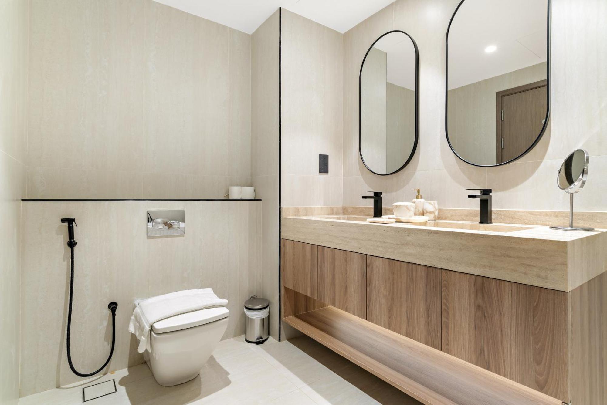 Vayk - Contemporary 2 Bd In Downtown Apartment