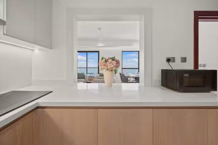 Luxury 2br In Jbr, Full Sea And Eye View Apartment *
