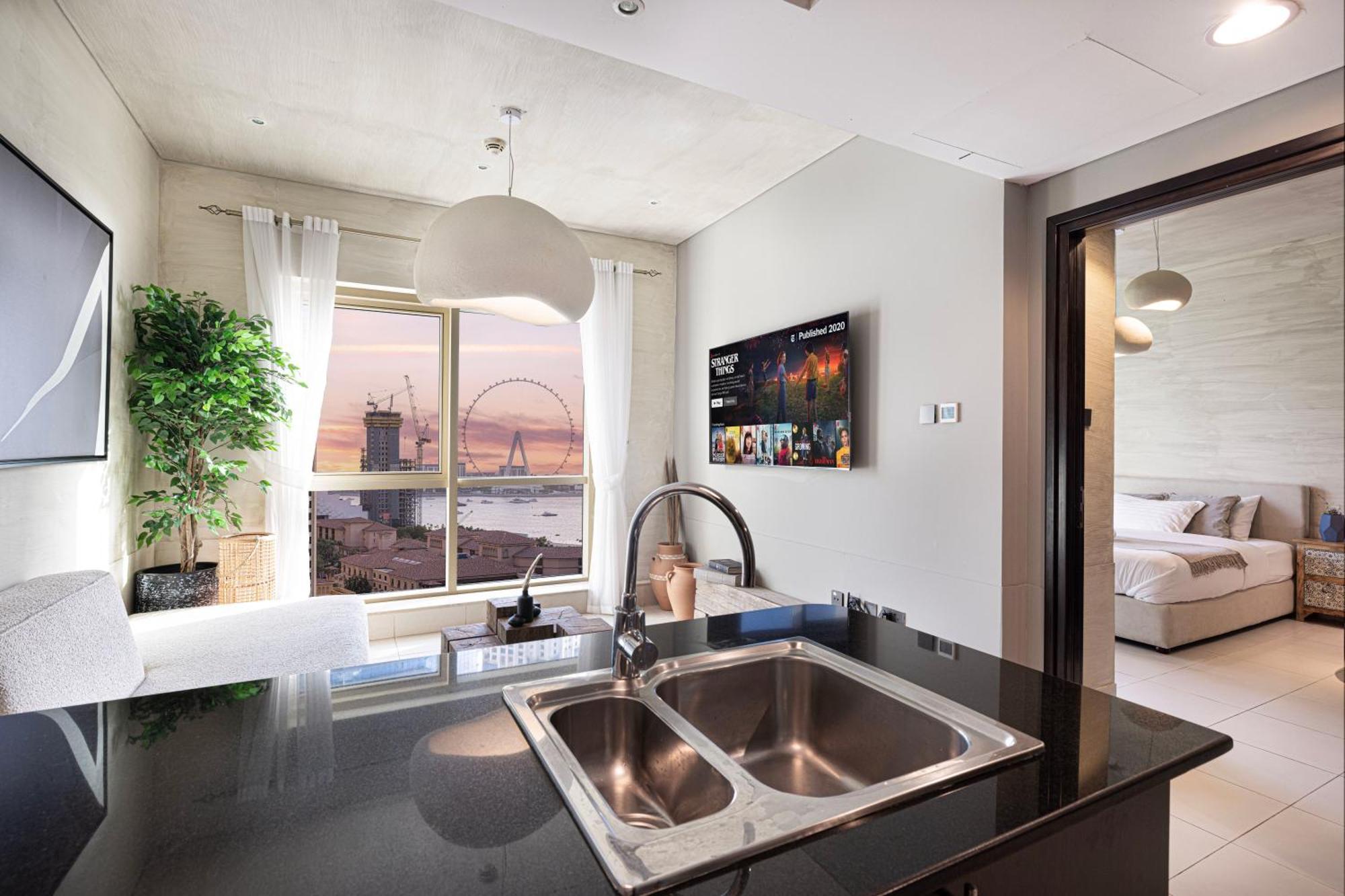 Apartment Lovely Eye & Sea View, 3 Mints To Dubai