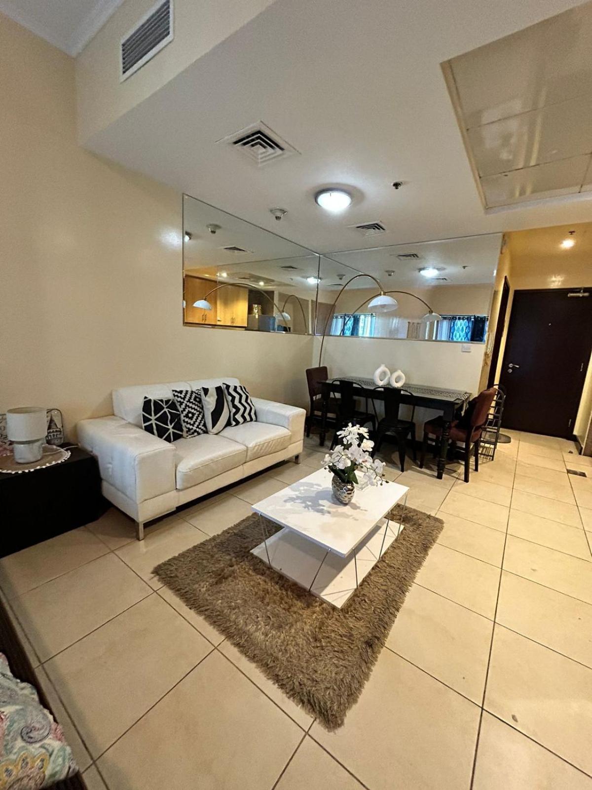 Click - Jlt - & Balcony Lakes View Entire -jn Apartment *