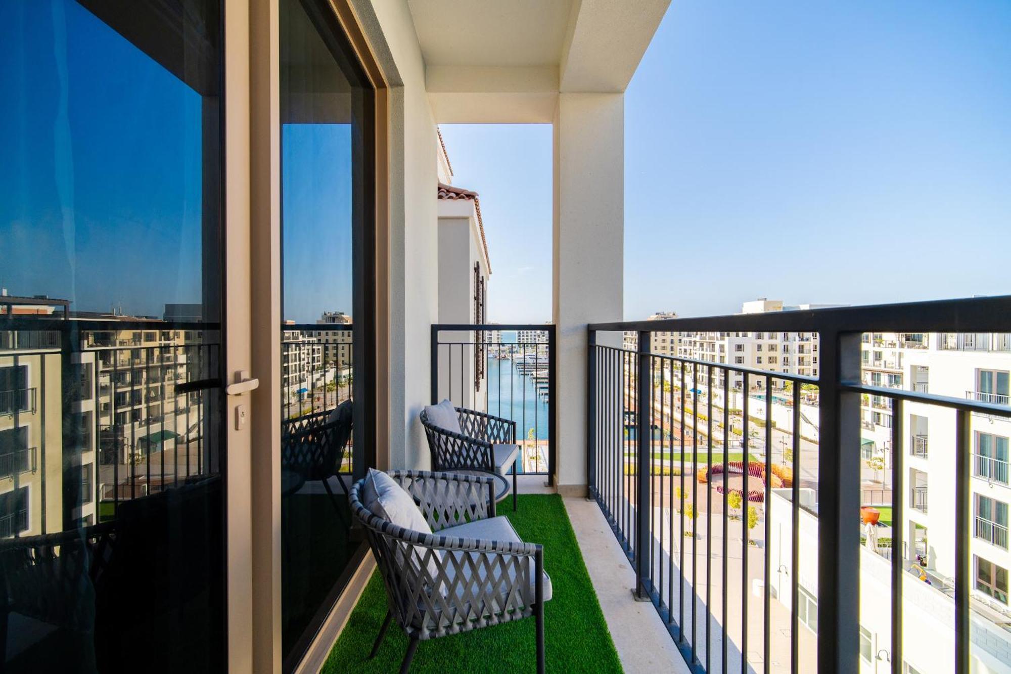 Wake Up To Yacht Views - 1br With Private Access & Baby Gear Apartment Dubai