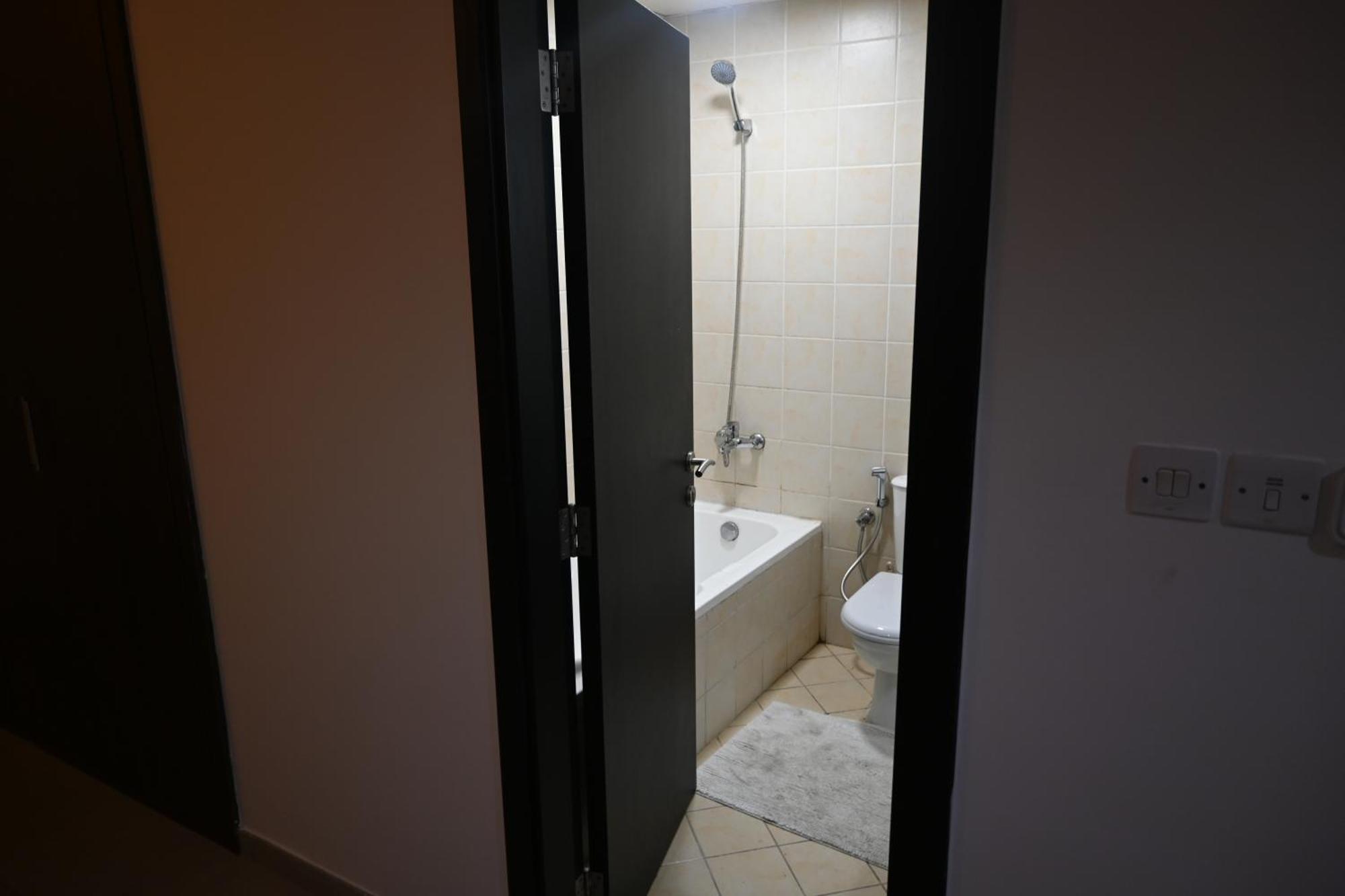 Great Marina Beach-Front Whole Flat With Amazing View, Many Activities & En-Suite Rooms * Dubai