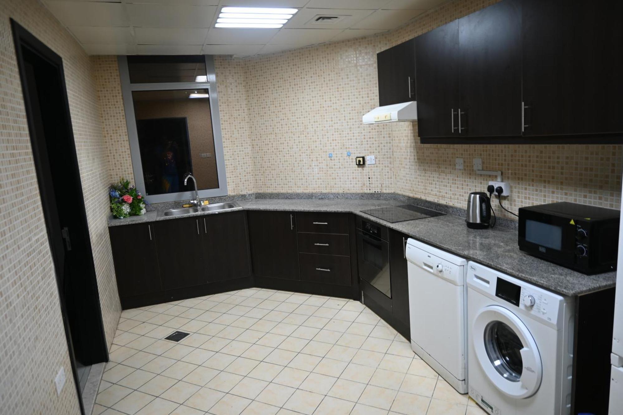 Great Marina Beach-Front Whole Flat With Amazing View, Many Activities & En-Suite Rooms Dubai