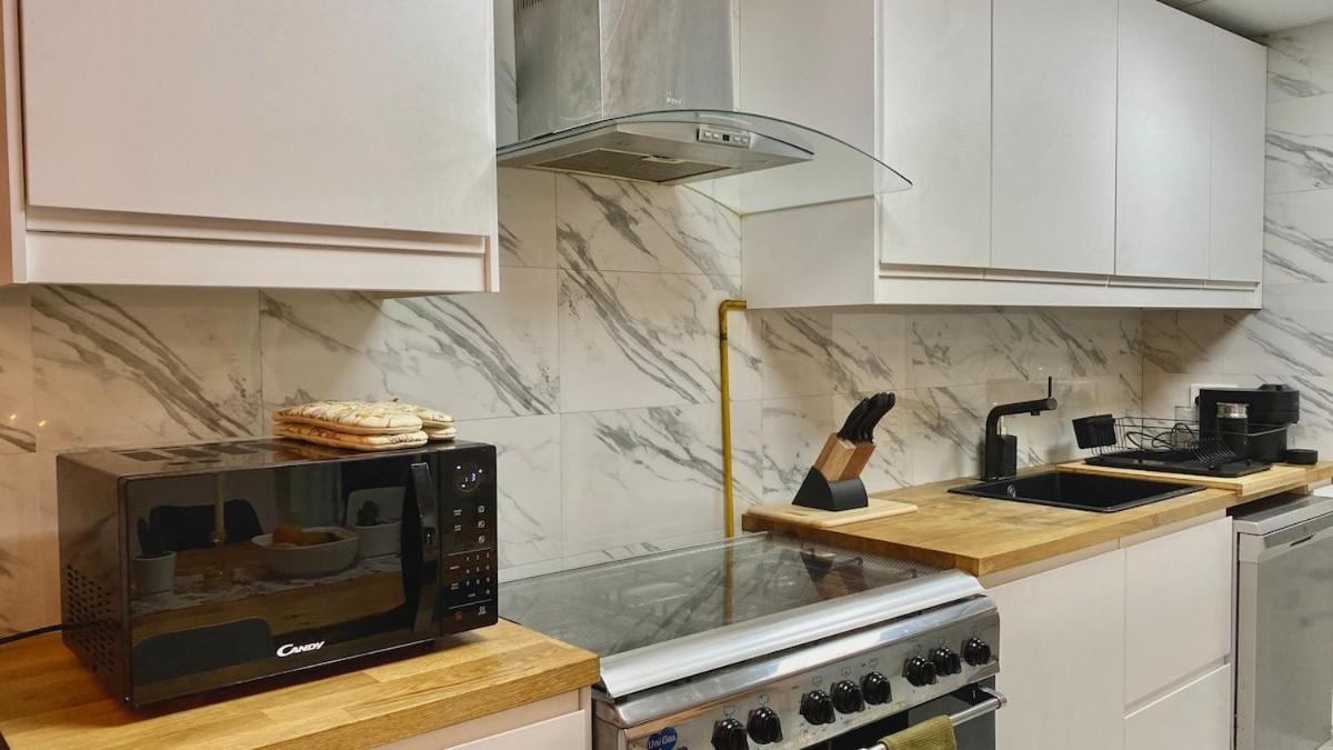Luxury 3-bedroom In Prime Location Apartment *
