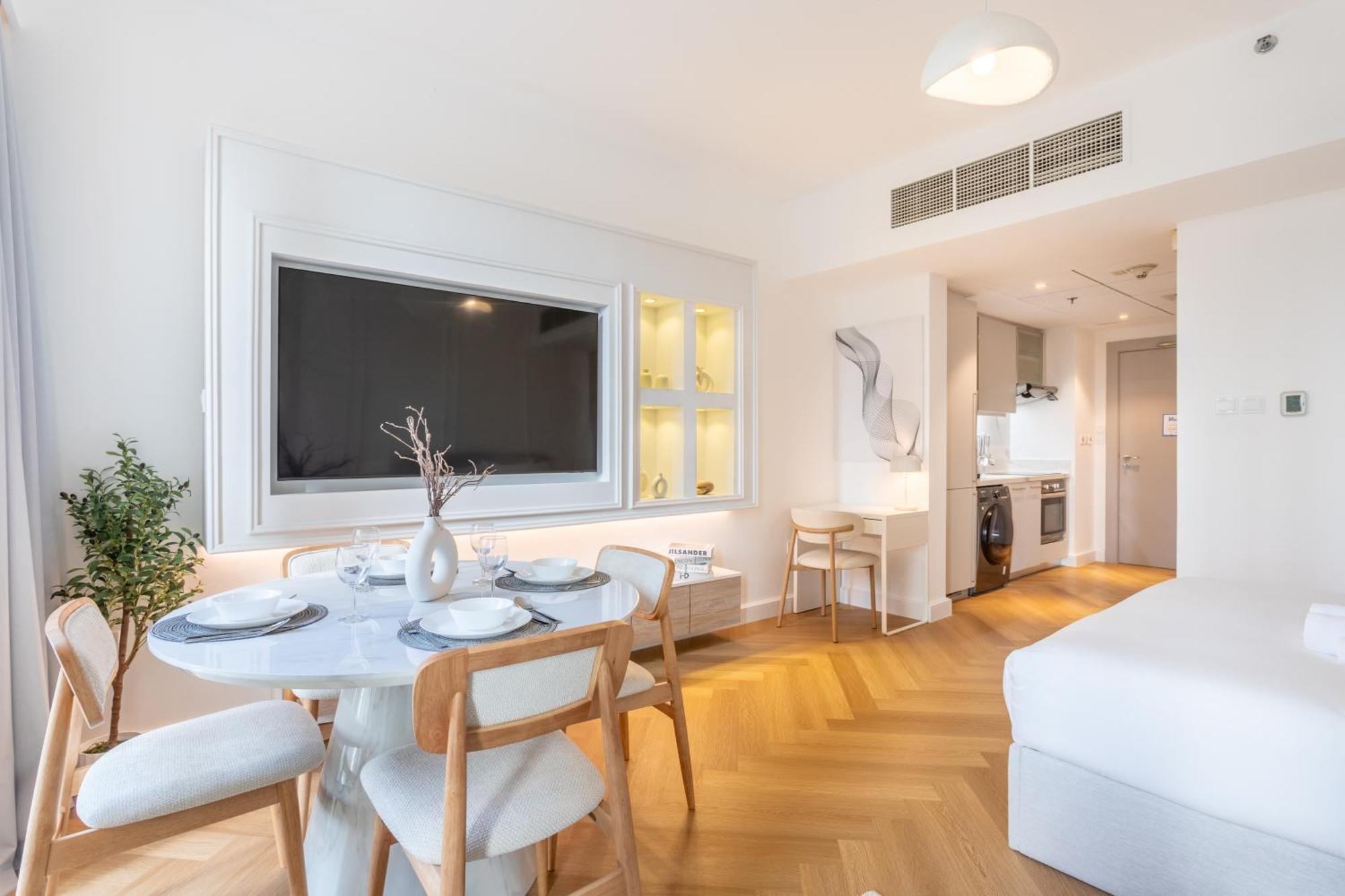 Apartment Standpoint - Elegant Upgraded In Downtown