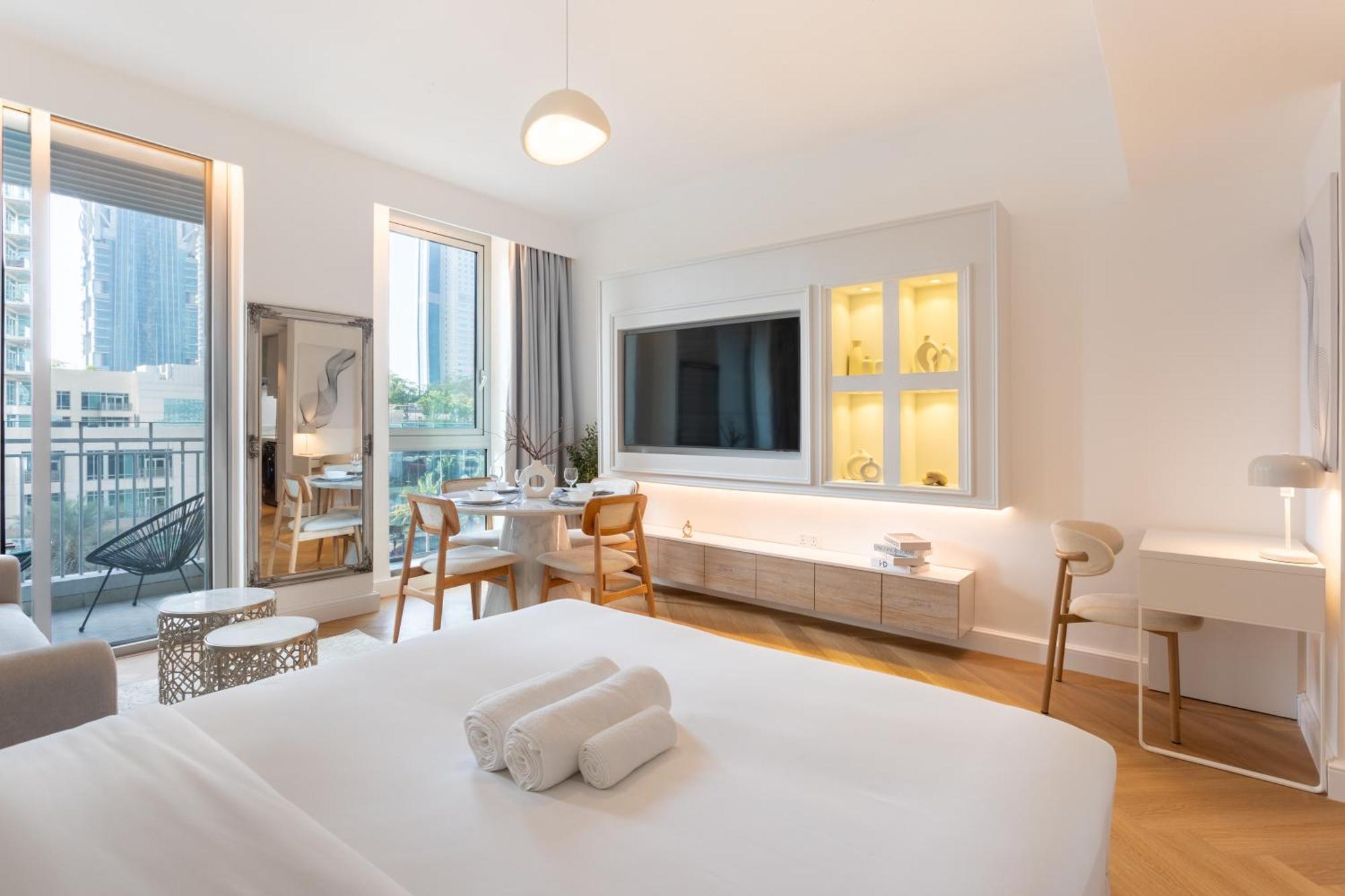 Standpoint - Elegant Upgraded In Downtown Apartment