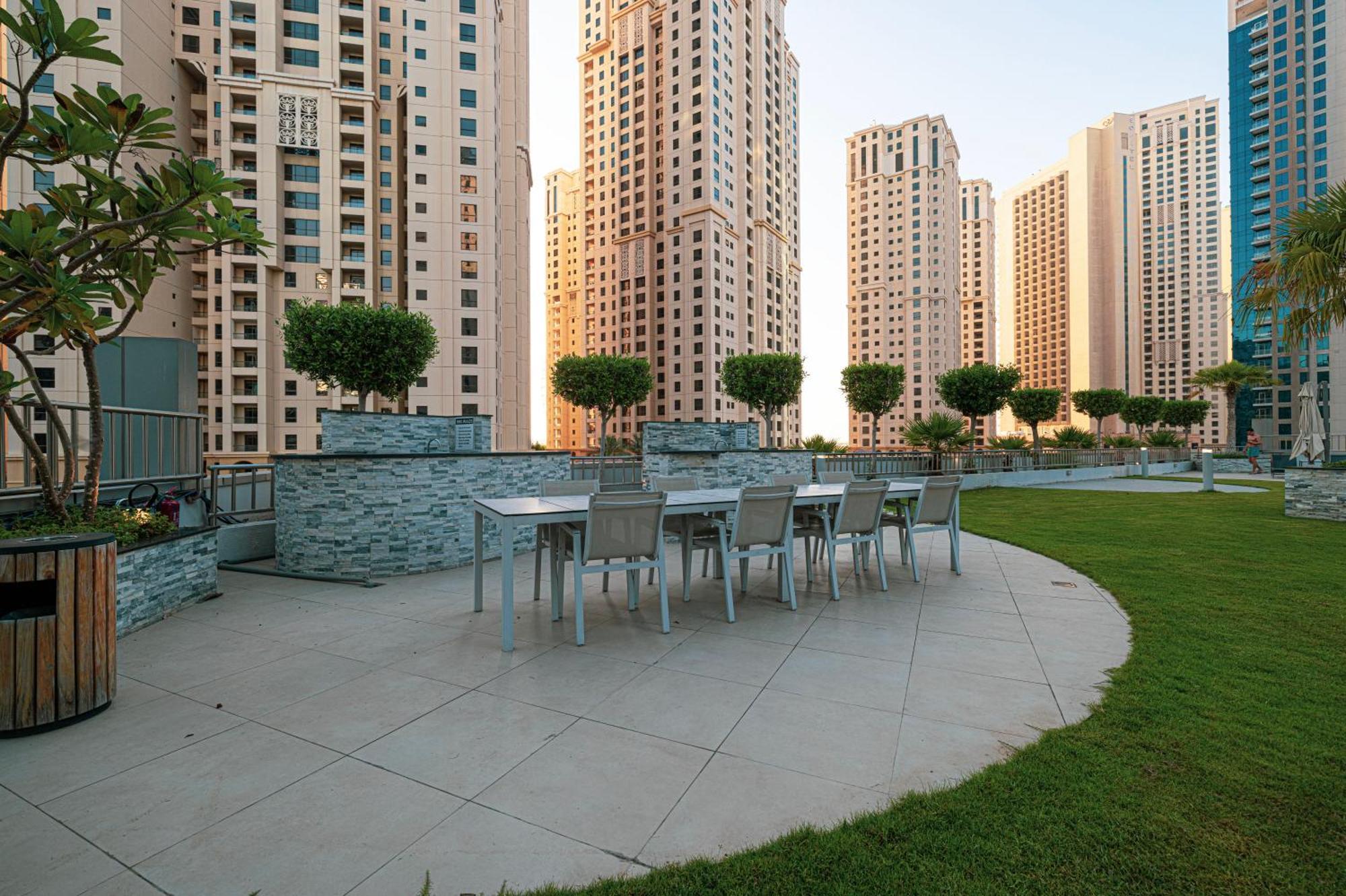 Black & Bold - Aesthetic Apartment Dubai