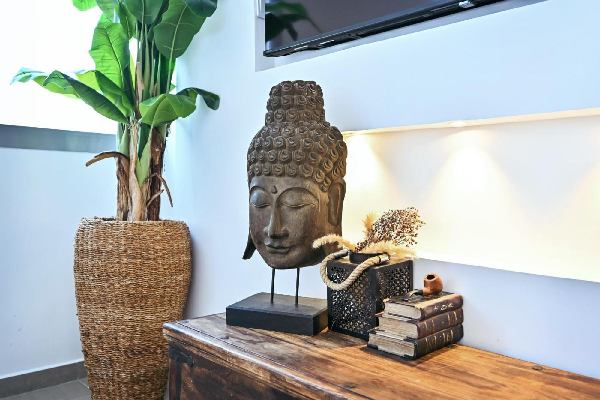 Apartment Black & Bold - Aesthetic