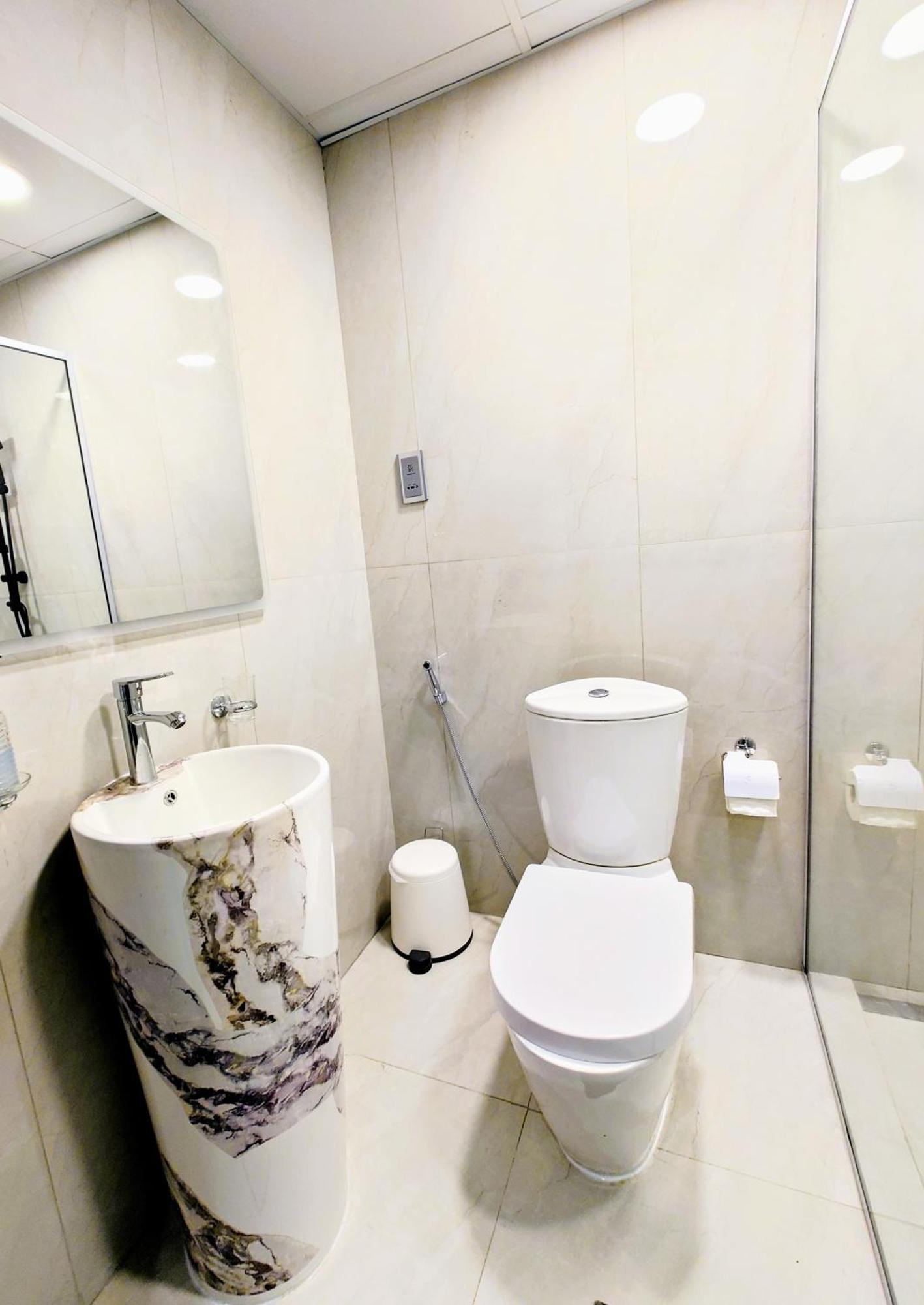 Luxury With Balcony - Close To Metro & Marina Apartment *