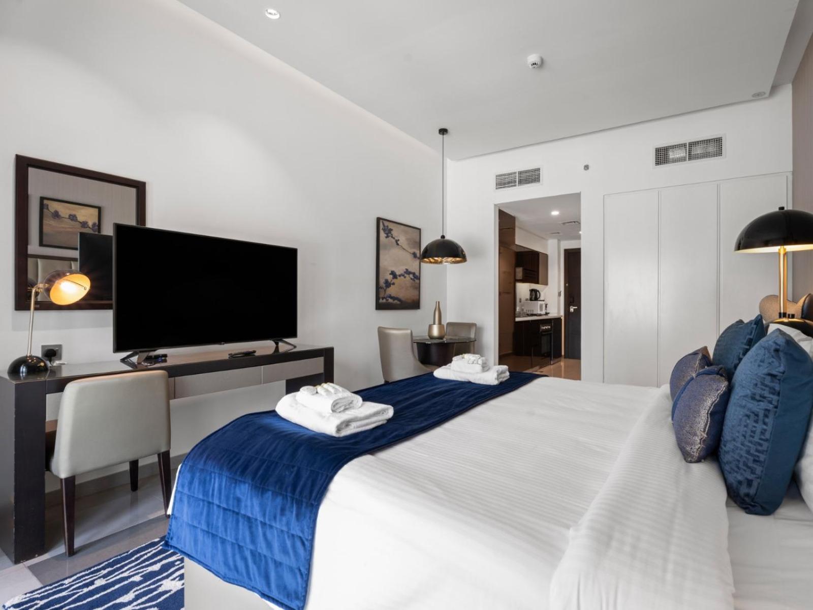 Sunlit Haven - Luxury Living In Majestine Dubai