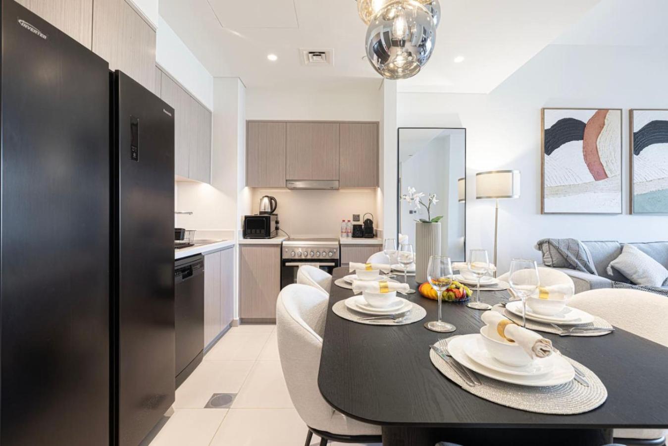 Burj Khalifa View And Mall Walk - 2br 10 Guests Apartment *