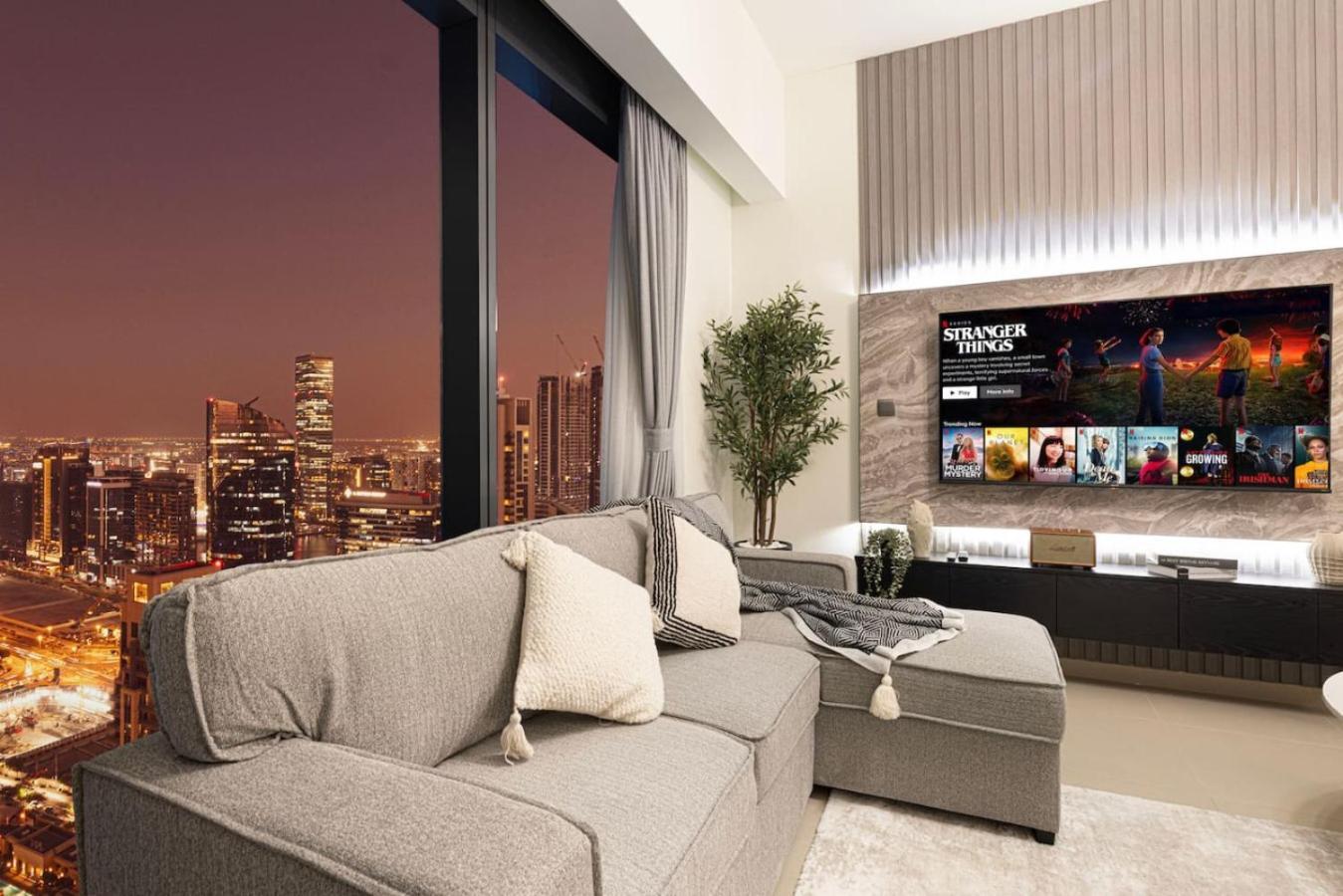 Burj Khalifa View And Mall Walk - 2br 10 Guests Apartment