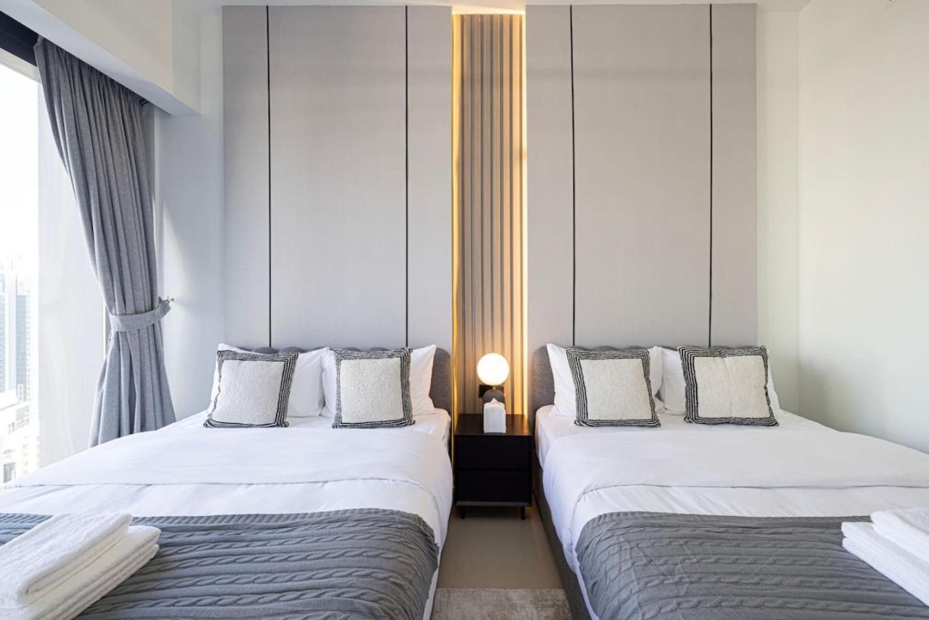 Apartment Burj Khalifa View And Mall Walk - 2br 10 Guests *