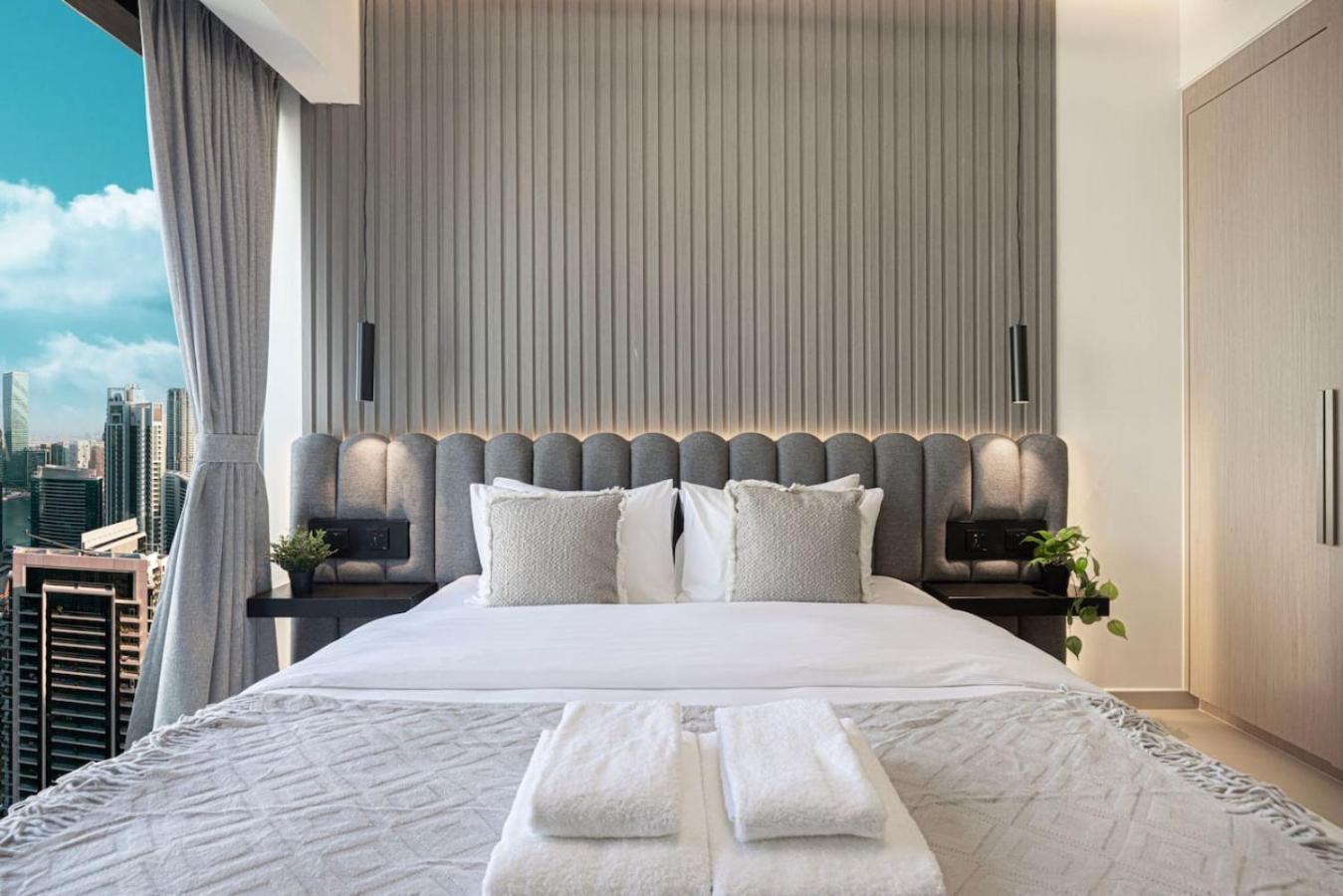 Apartment Burj Khalifa View And Mall Walk - 2br 10 Guests