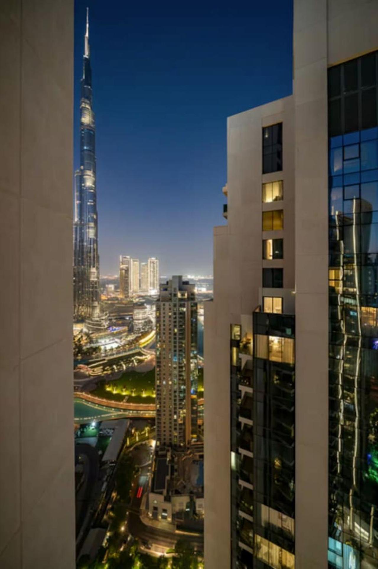 Burj Khalifa View And Mall Walk - 2br 10 Guests Apartment