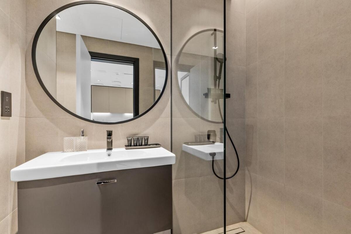 Apartment Waves Homes - Serenity, Luxury Living At 15 Northside Tower 2 *