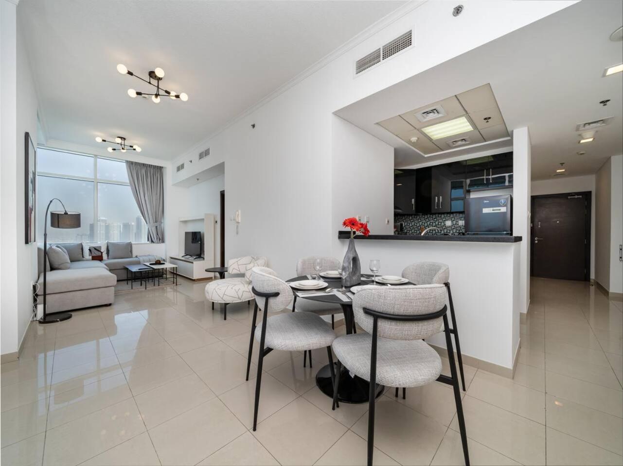 Elegant 1-bedroom Retreat With Marina Views