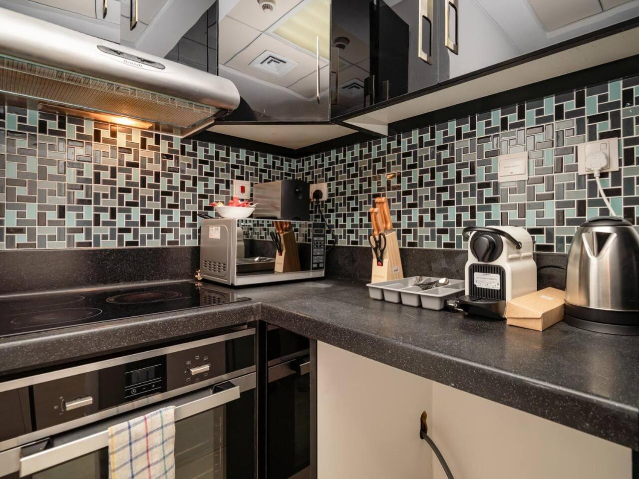 Apartment Elegant 1-bedroom Retreat With Marina Views