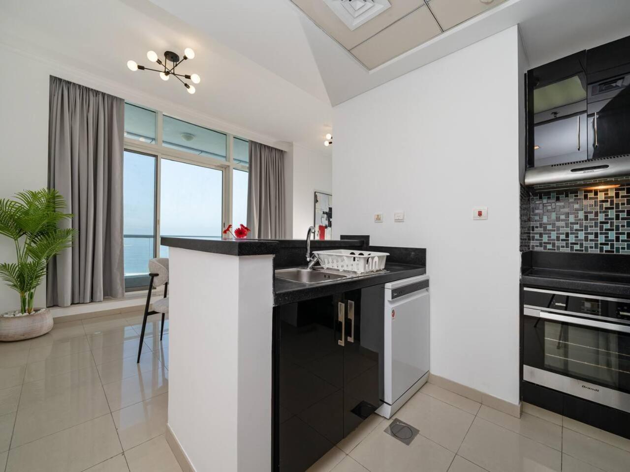 Elegant 1-bedroom Retreat With Marina Views Apartment *