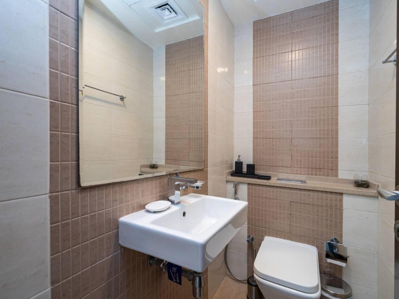 Elegant 1-bedroom Retreat With Marina Views Apartment Dubai