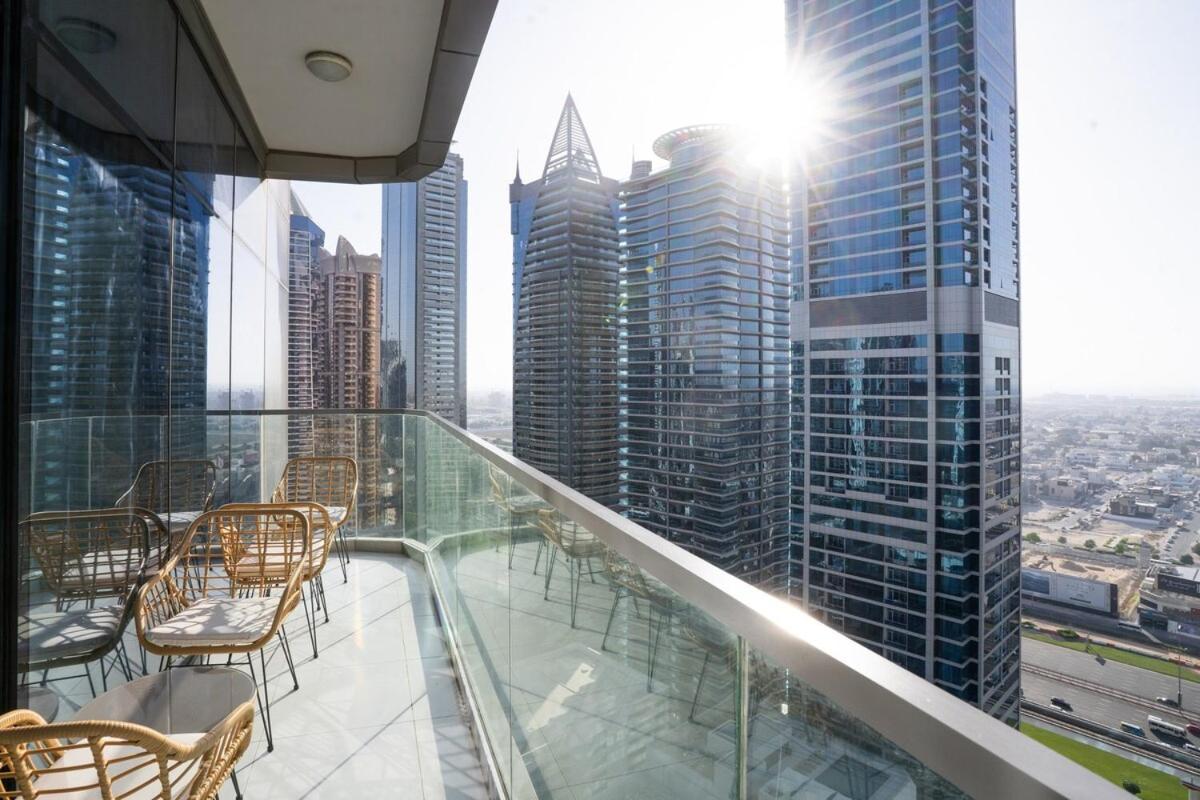 Infinity Edge Pool, Sea Views * Dubai