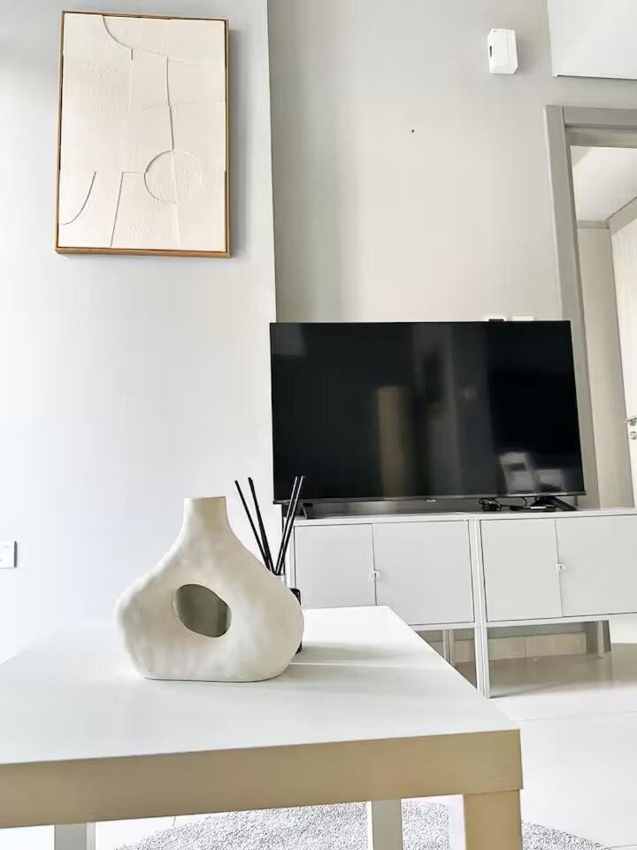 Apartment Canal Luxe Burj 1br Sleeps 4 With Pool And Gym *