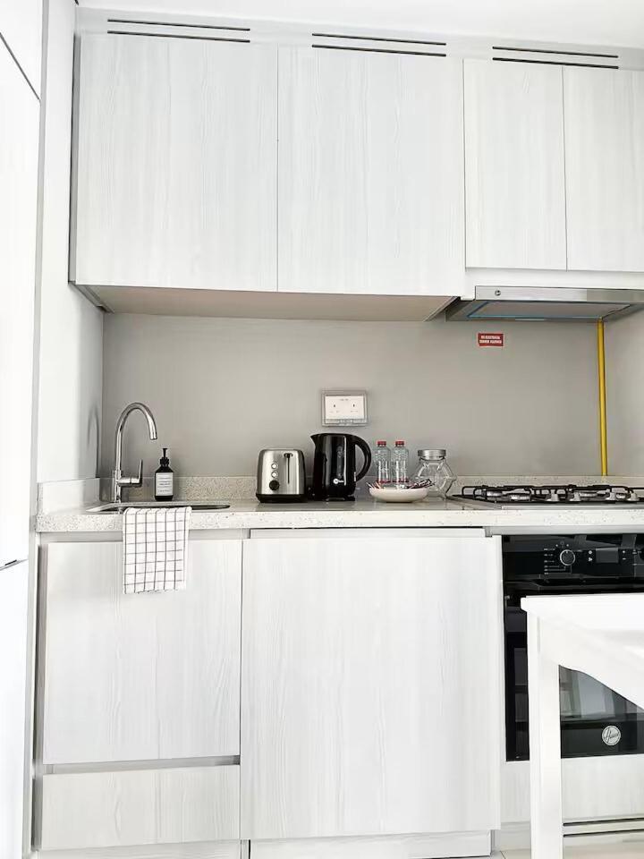 Apartment Canal Luxe Burj 1br Sleeps 4 With Pool And Gym Dubai