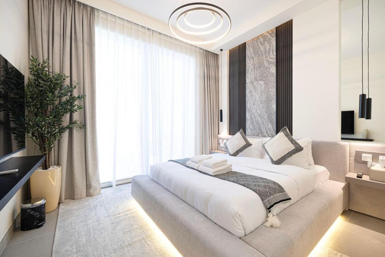 Burj Khalifa View And Mall Walk - 4br 14 Guests * Dubai