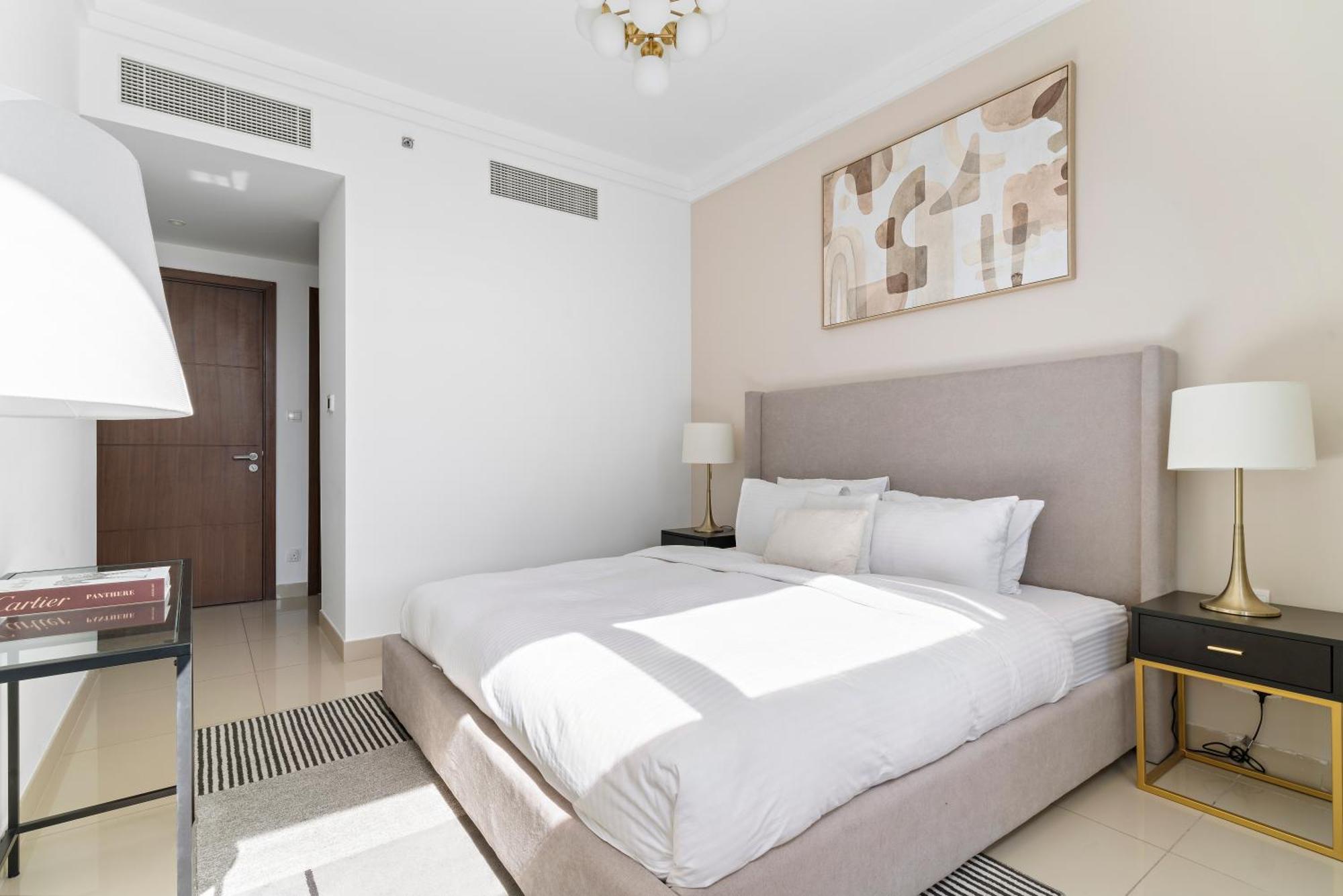 Apartment 2br Blvd Point With Direct Access To Mall *