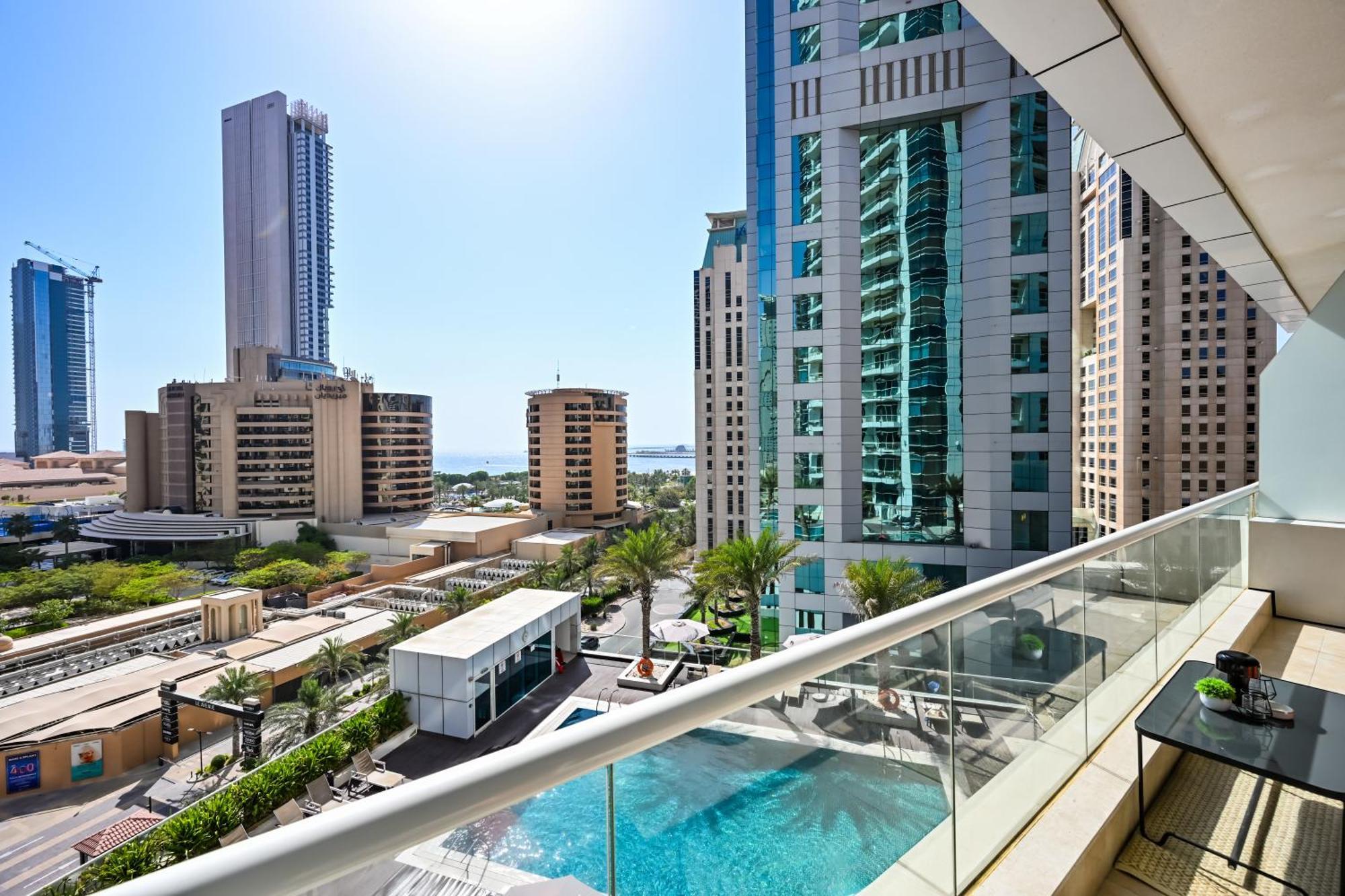 New Renovated Modern 1 Bedroom Marina Apartment