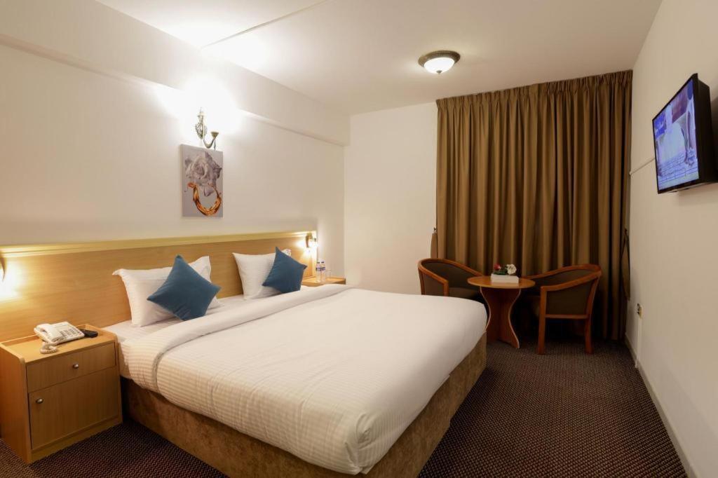 Click Grand - Bur Hotel