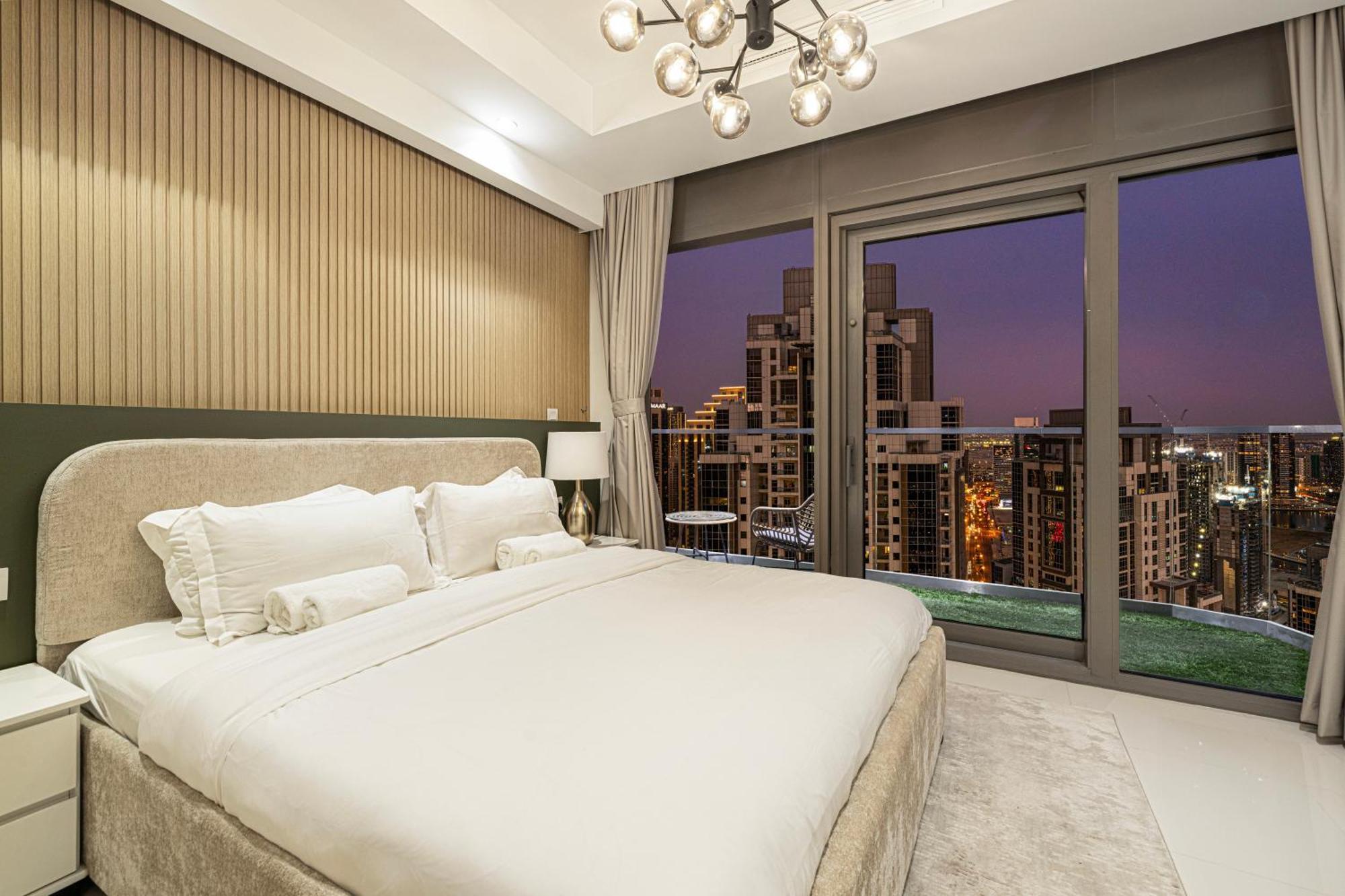 Luxe 2br With Burj Khalifa View & Infinity Pool Dubai