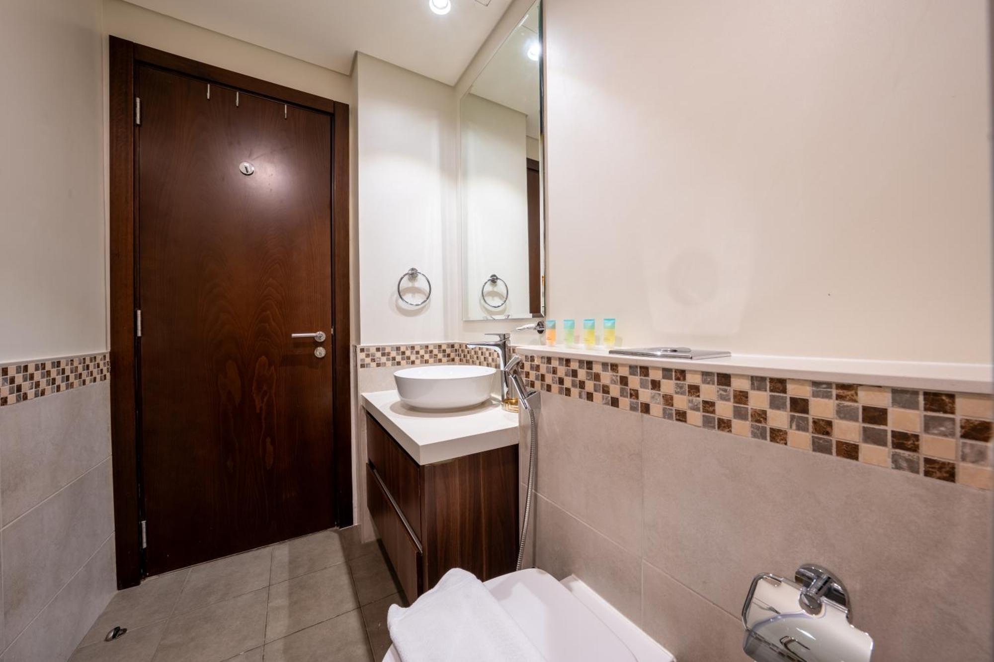 Chic 1-bedroom Retreat With Stunning Canal View Near Burj Khalifa & Business Bay