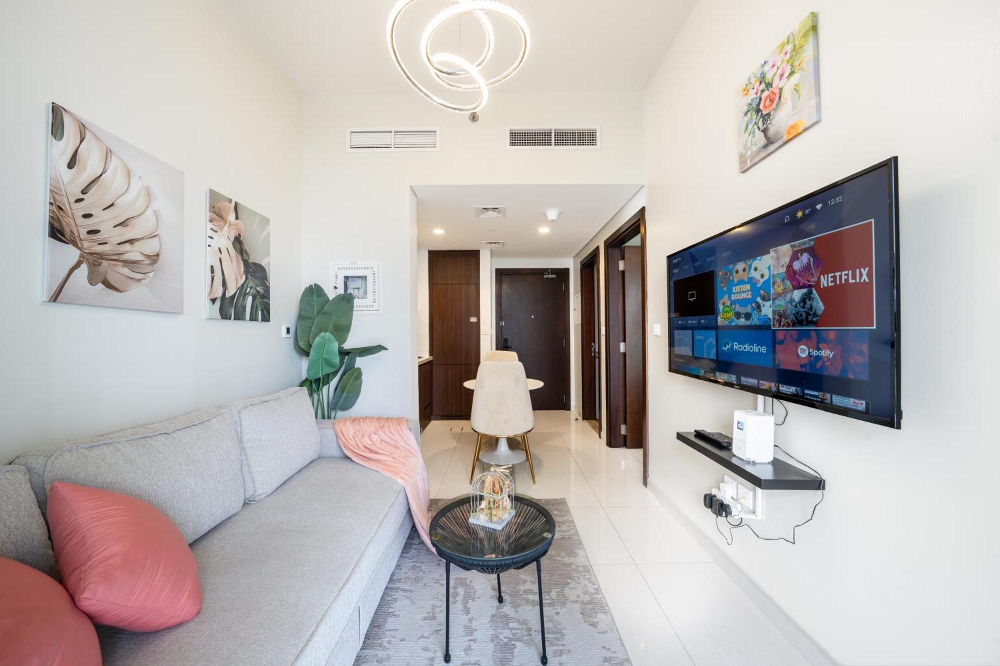 Chic 1-bedroom Retreat With Stunning Canal View Near Burj Khalifa & Business Bay Apartment *