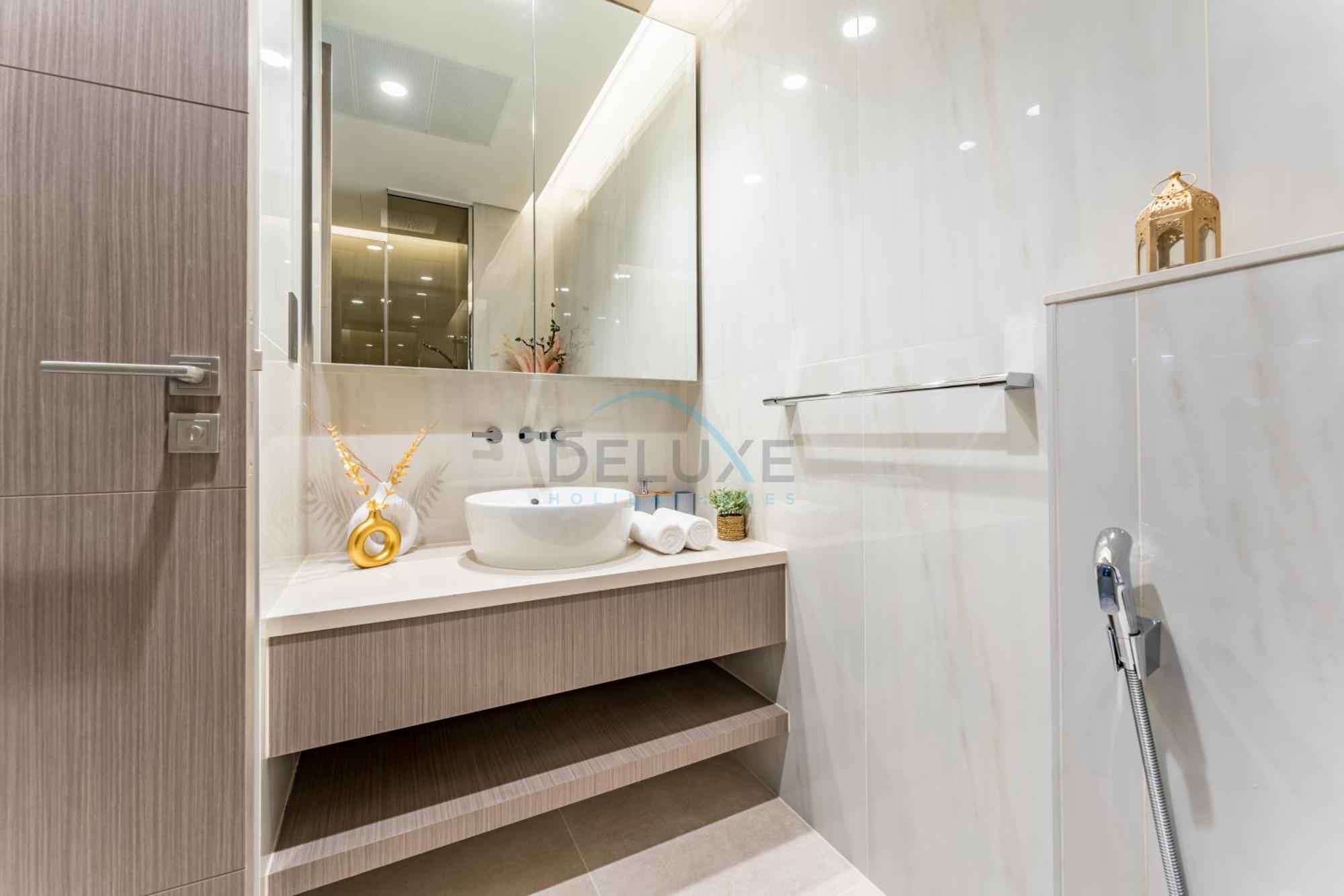 Apartment Luxury Steps From Canal And Minutes To Burj Khalifa, Peninsula Five Dubai