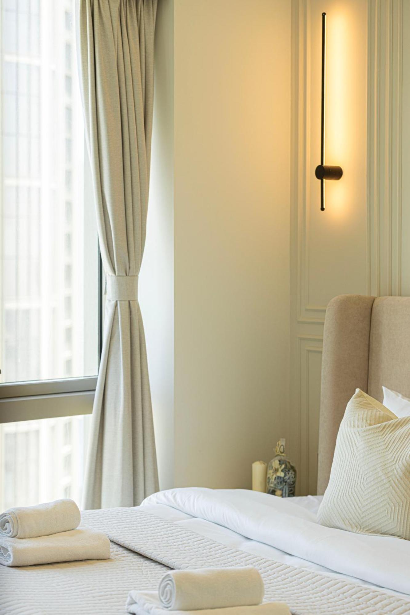 Apartment Upscale 2br With Burj Khalifa View - Next To Opera And Near Mall Dubai