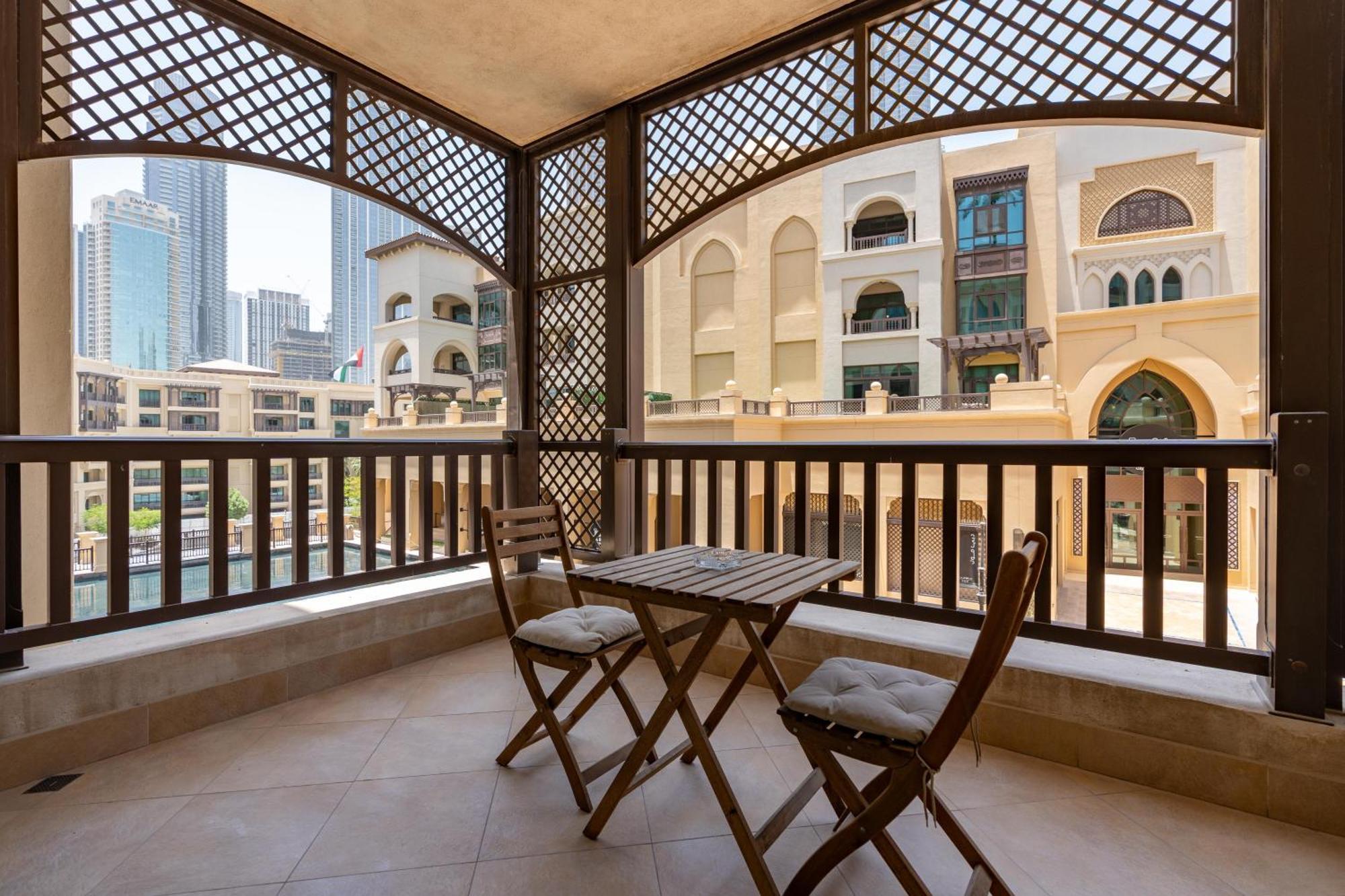 Lux I Souk Al Bahar I Burj Khalifa Views Apartment Dubai