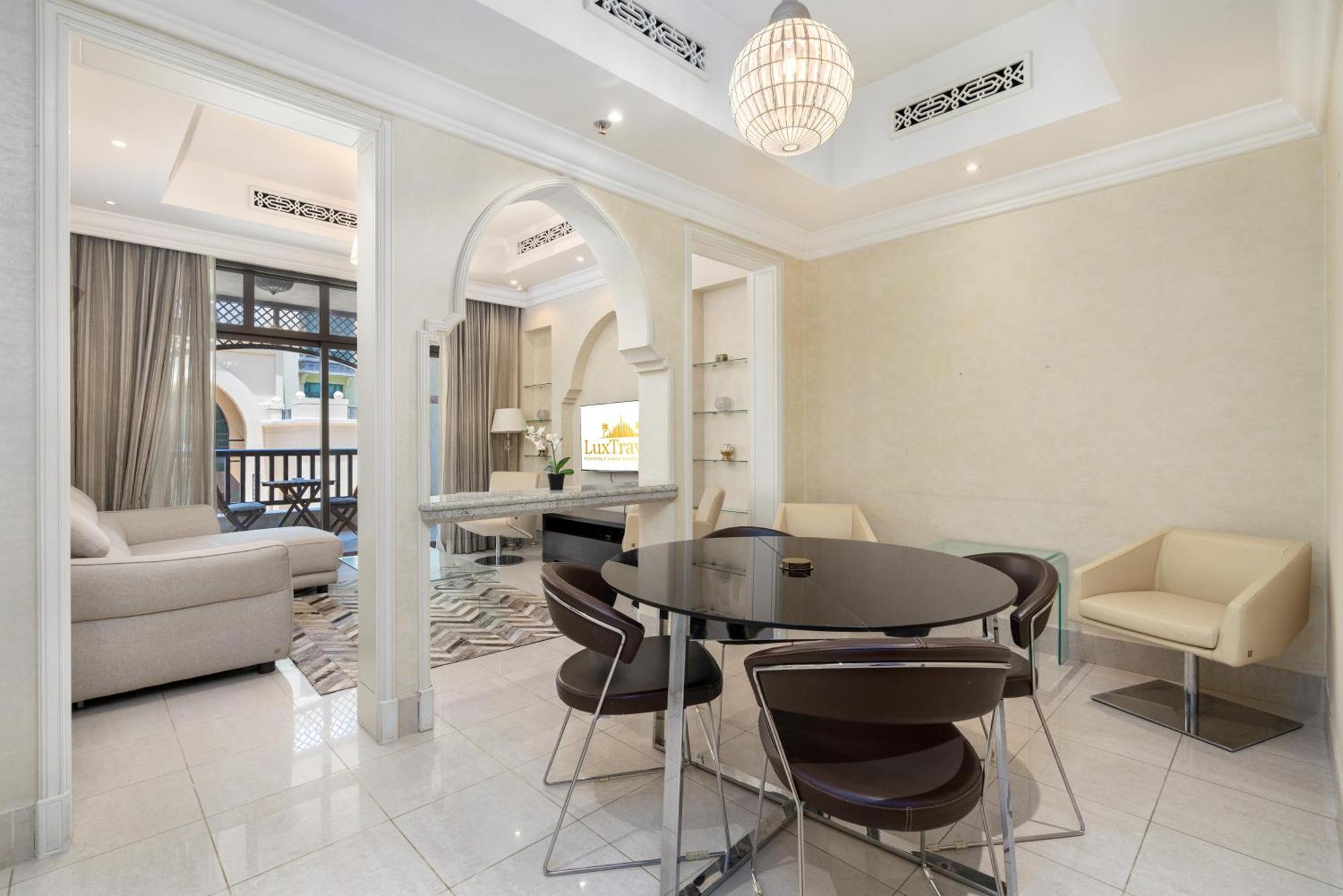 Lux I Souk Al Bahar I Burj Khalifa Views Apartment Dubai