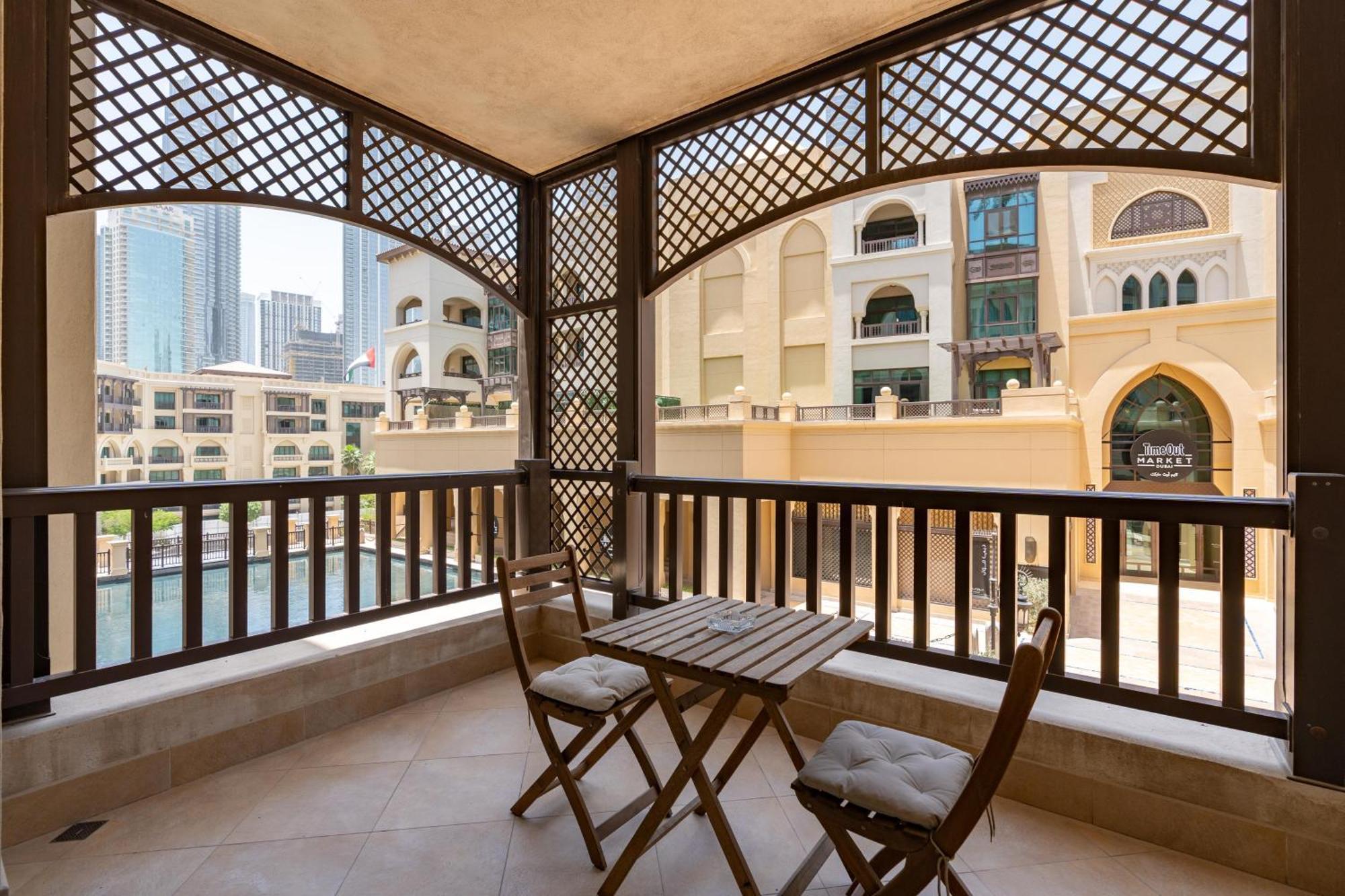Lux I Souk Al Bahar I Burj Khalifa Views Apartment Dubai