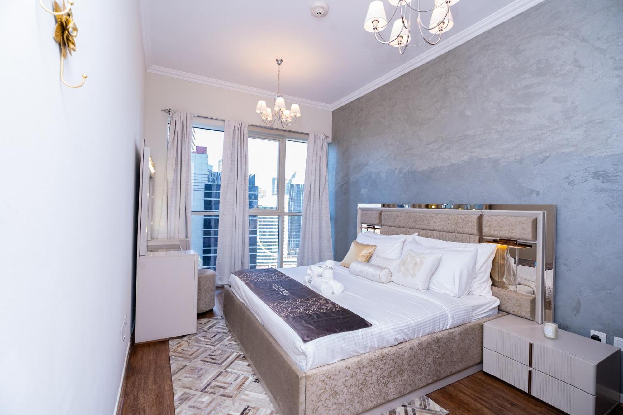 Escape 24 - Luxury Dunya Tower Downtown Near Mall Apartment *