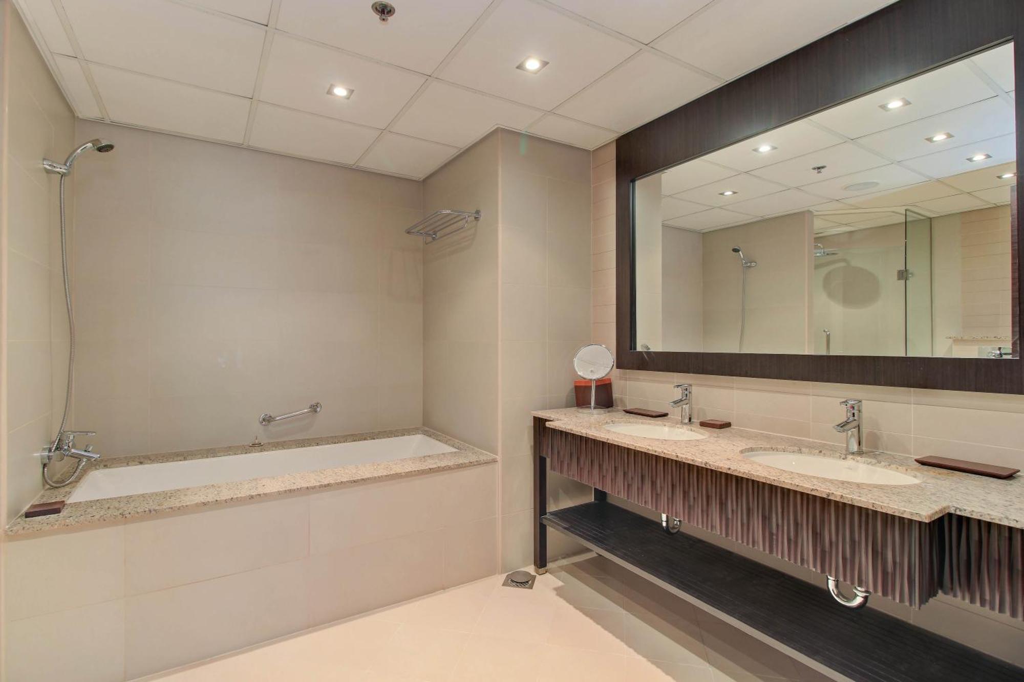 Luxe Getaways Royal Amwaj Palm Jumeirah Dubai