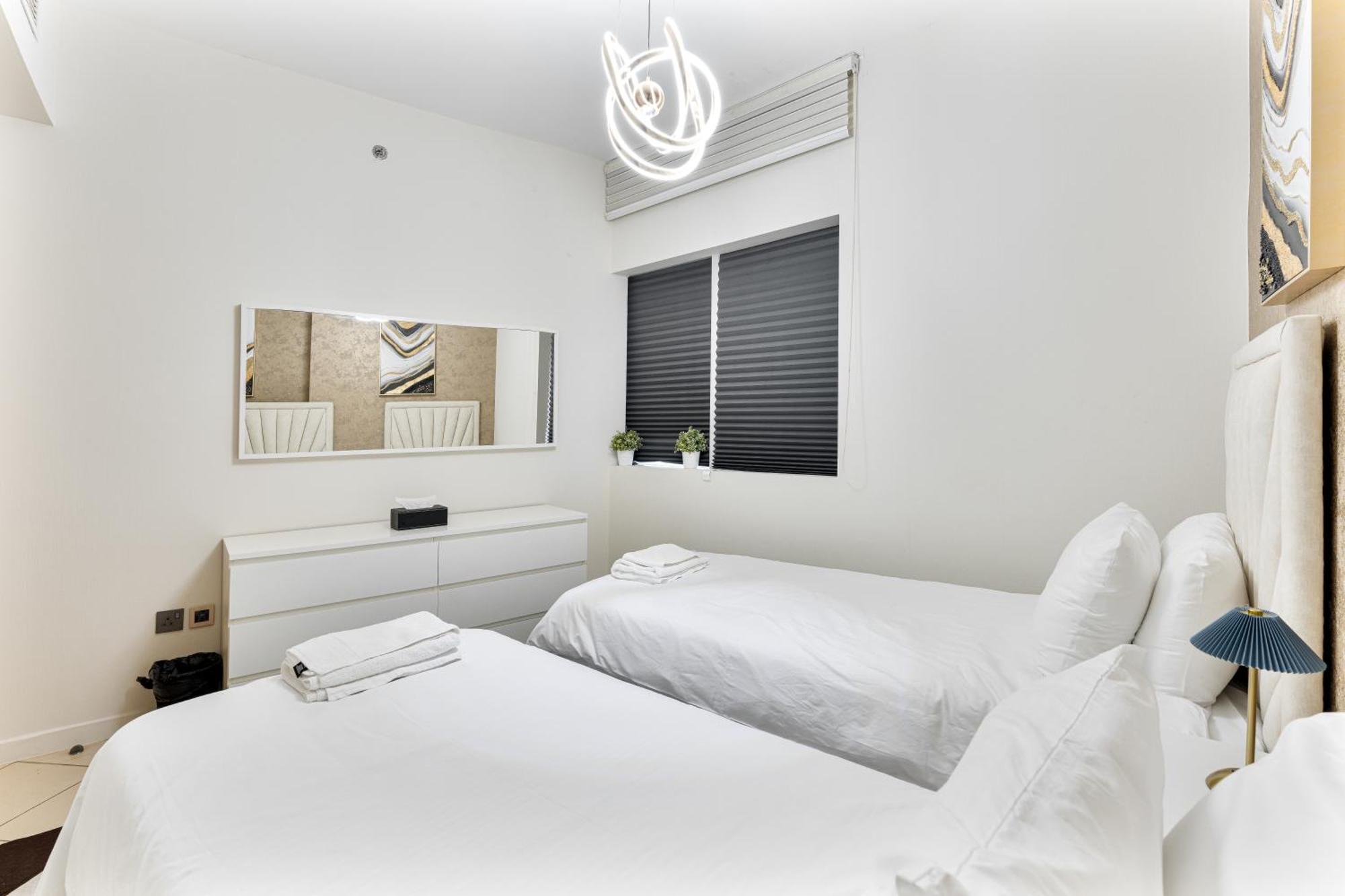 Beauty Of Marina In Our 2br Aptmnt *
