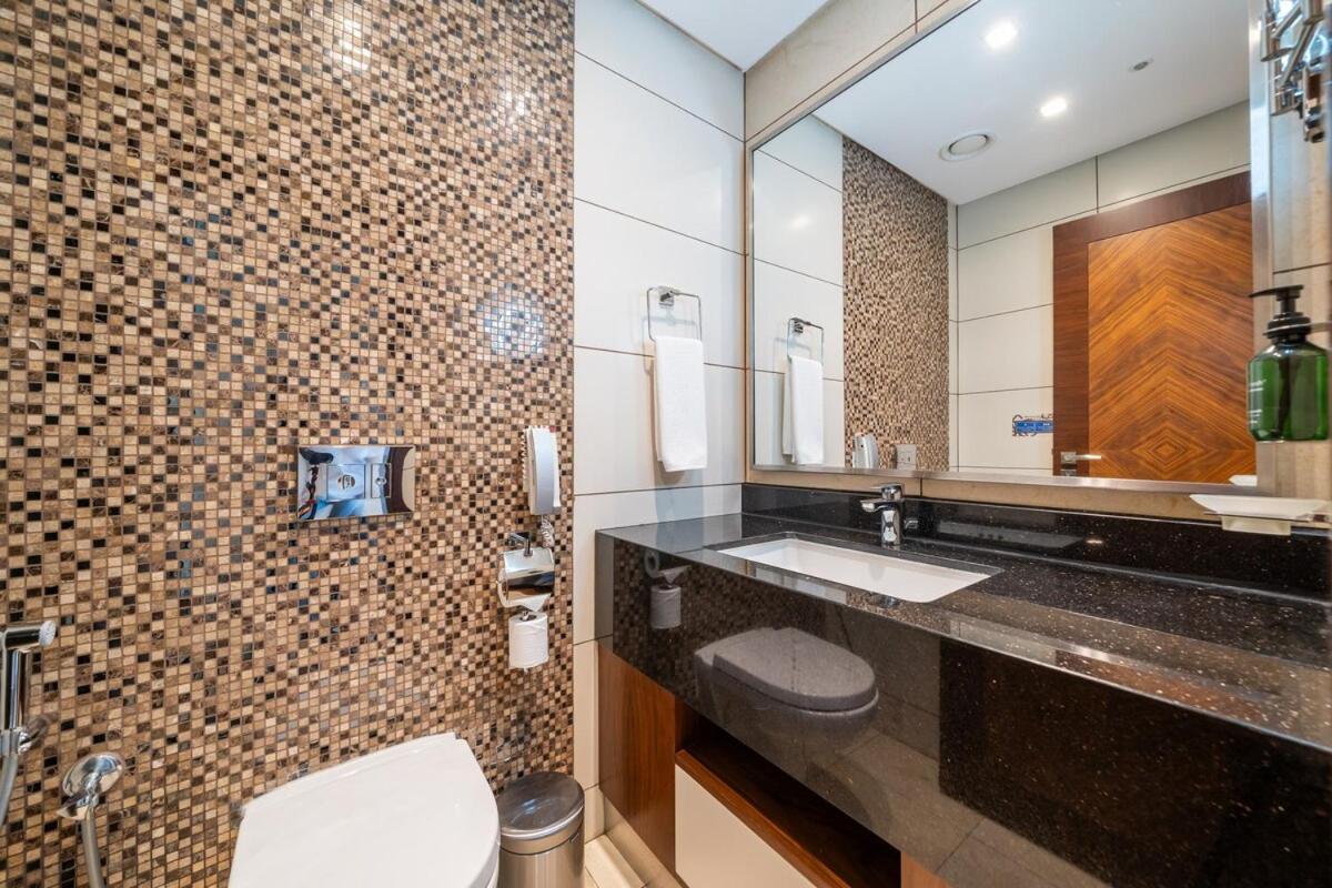 Apartment Modern 1br Canal & Burj View & Pool & Gym Access *