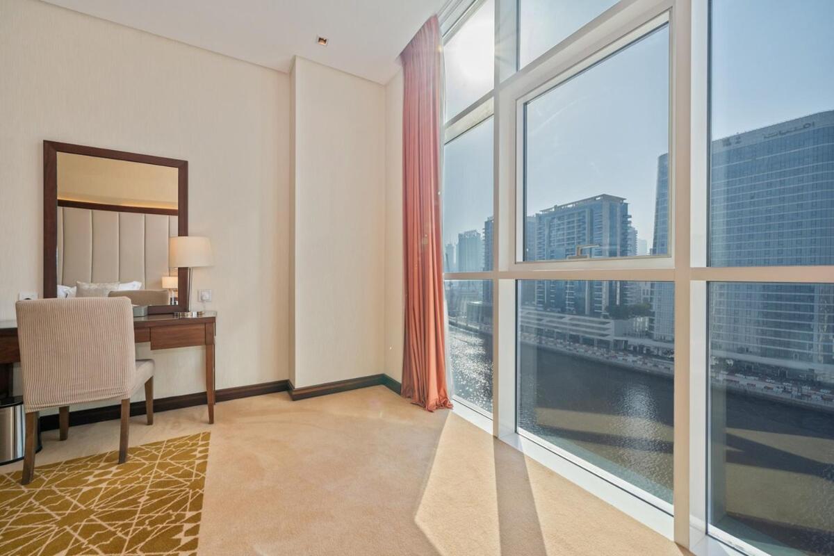 Apartment Modern 1br Canal & Burj View & Pool & Gym Access *