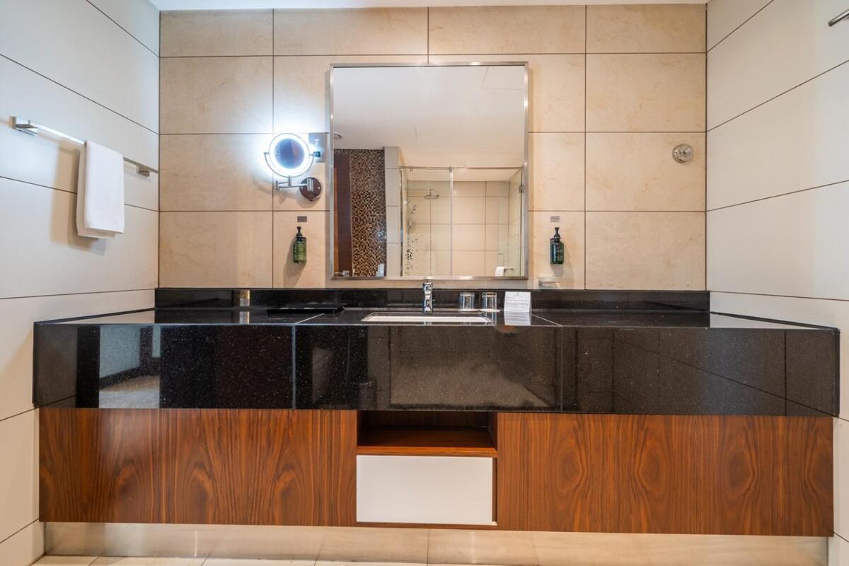 Modern 1br Canal & Burj View & Pool & Gym Access Apartment