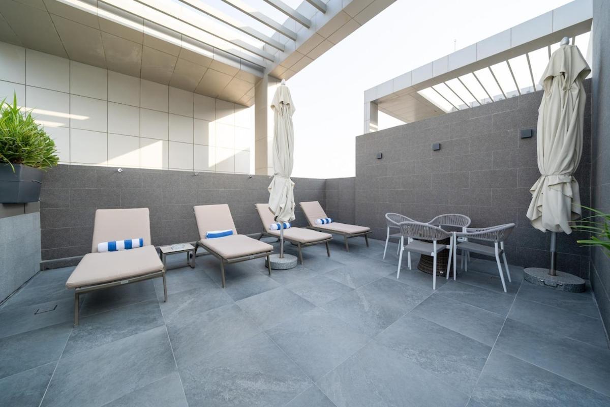 Modern 1br Canal & Burj View & Pool & Gym Access Apartment *