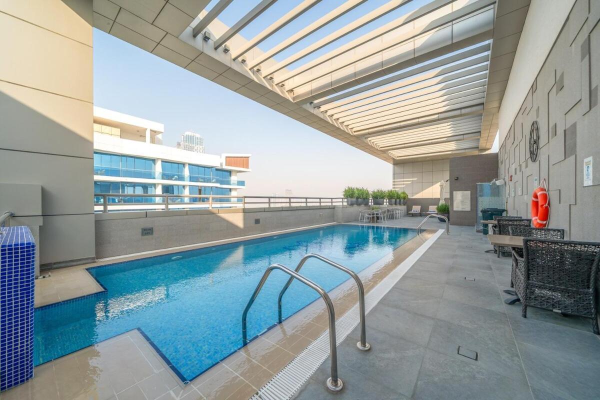 Modern 1br Canal & Burj View & Pool & Gym Access * Dubai